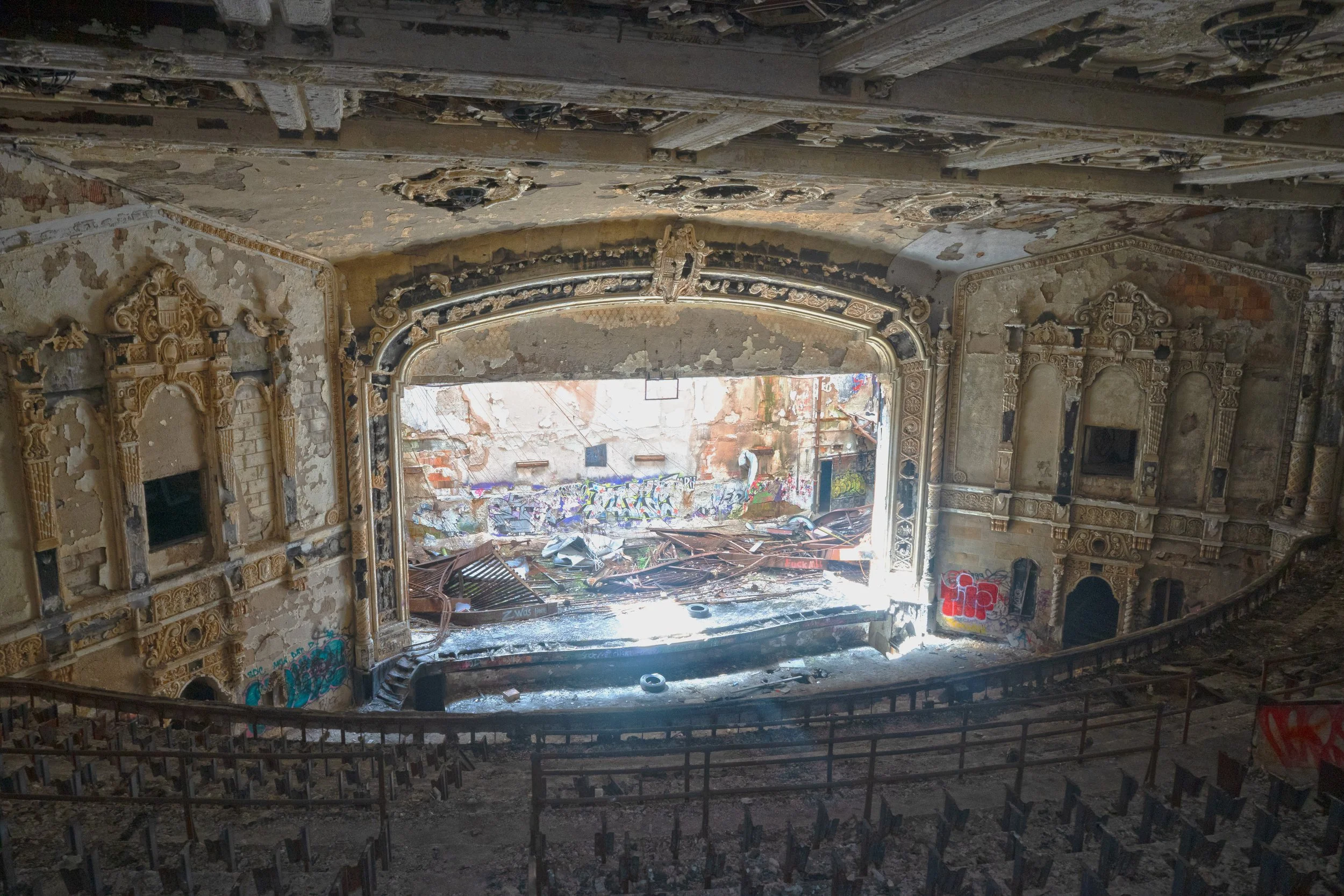 Two boxes line the side walls of the auditorium in a design choice very similar to the fox theater  