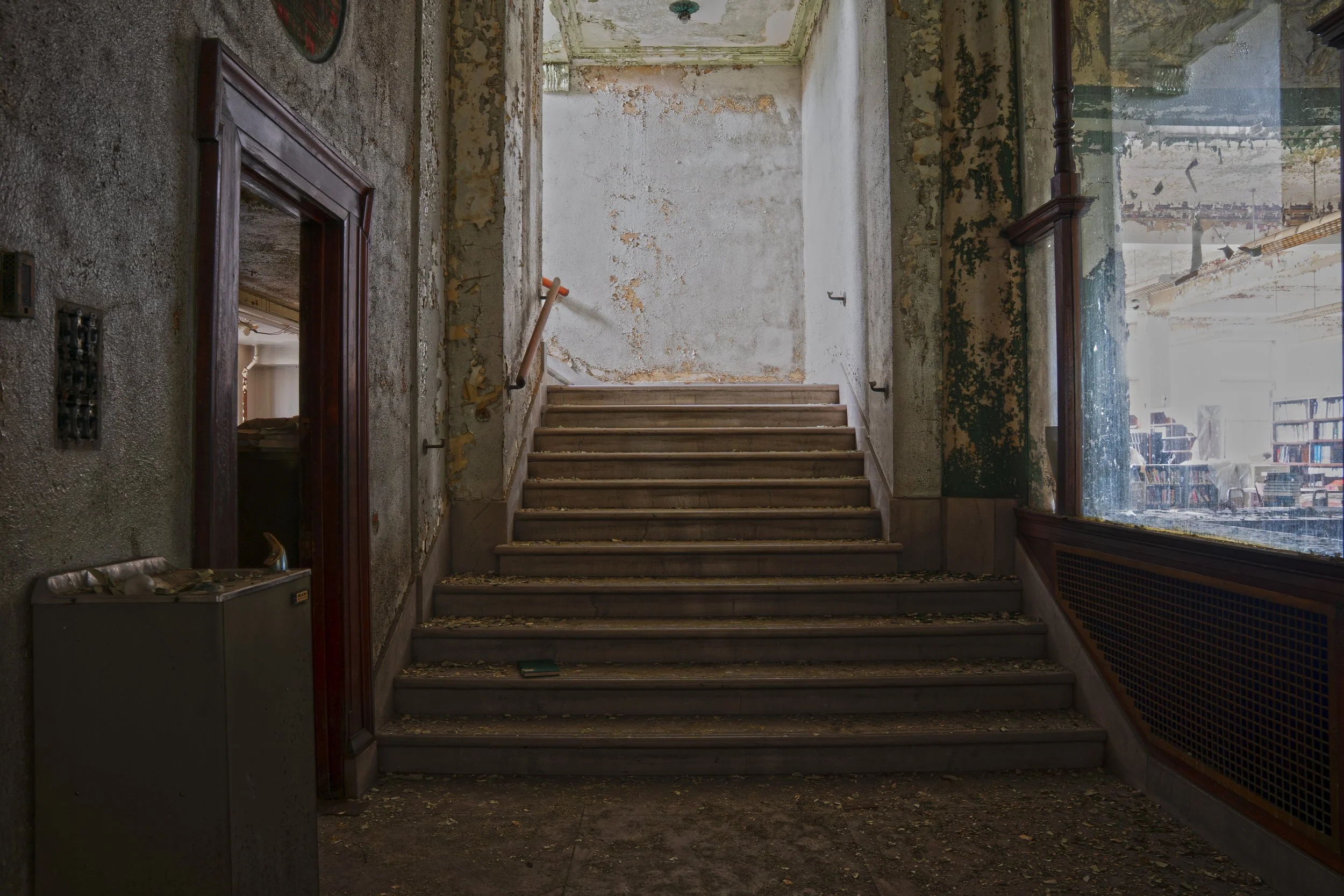 stairs leading to 2nd floor 