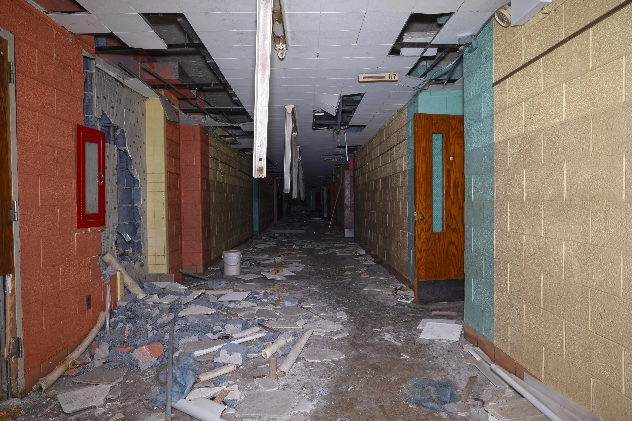 Double stacked 1st floor classroom and kindergarten corridor