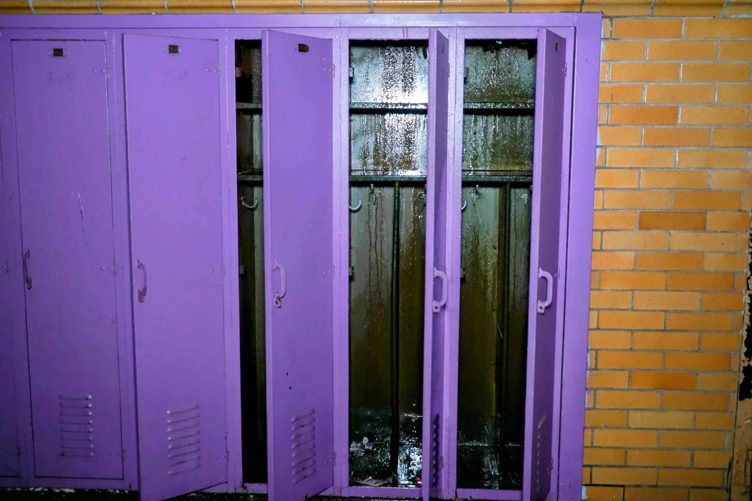 Water leaks through the lockers