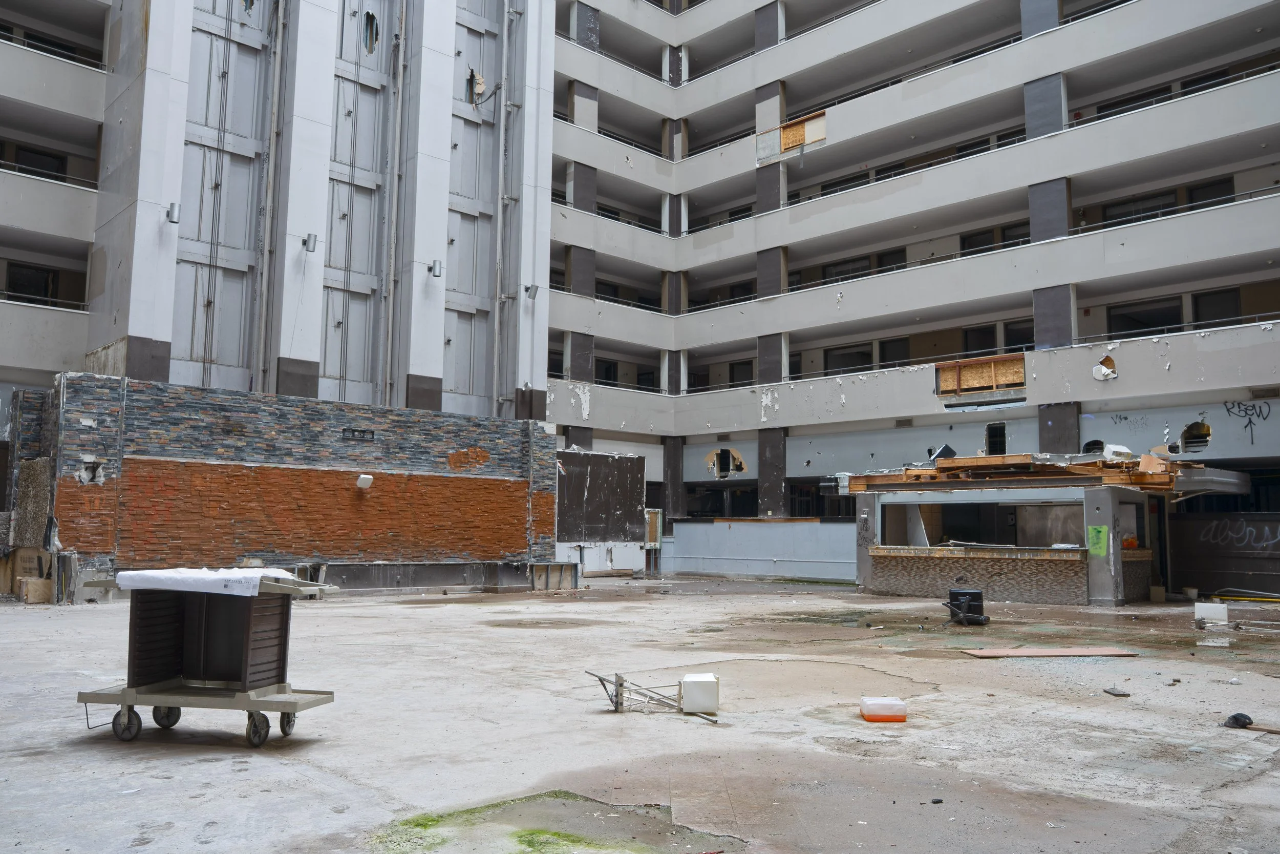 As seen in many 1980s era builds the atrium is large with open spaces (Note the bar would have been located at the base of the elevator bank, with the "Cooked to order breakfast" stand being the last remaining structure in the atrium on the far right