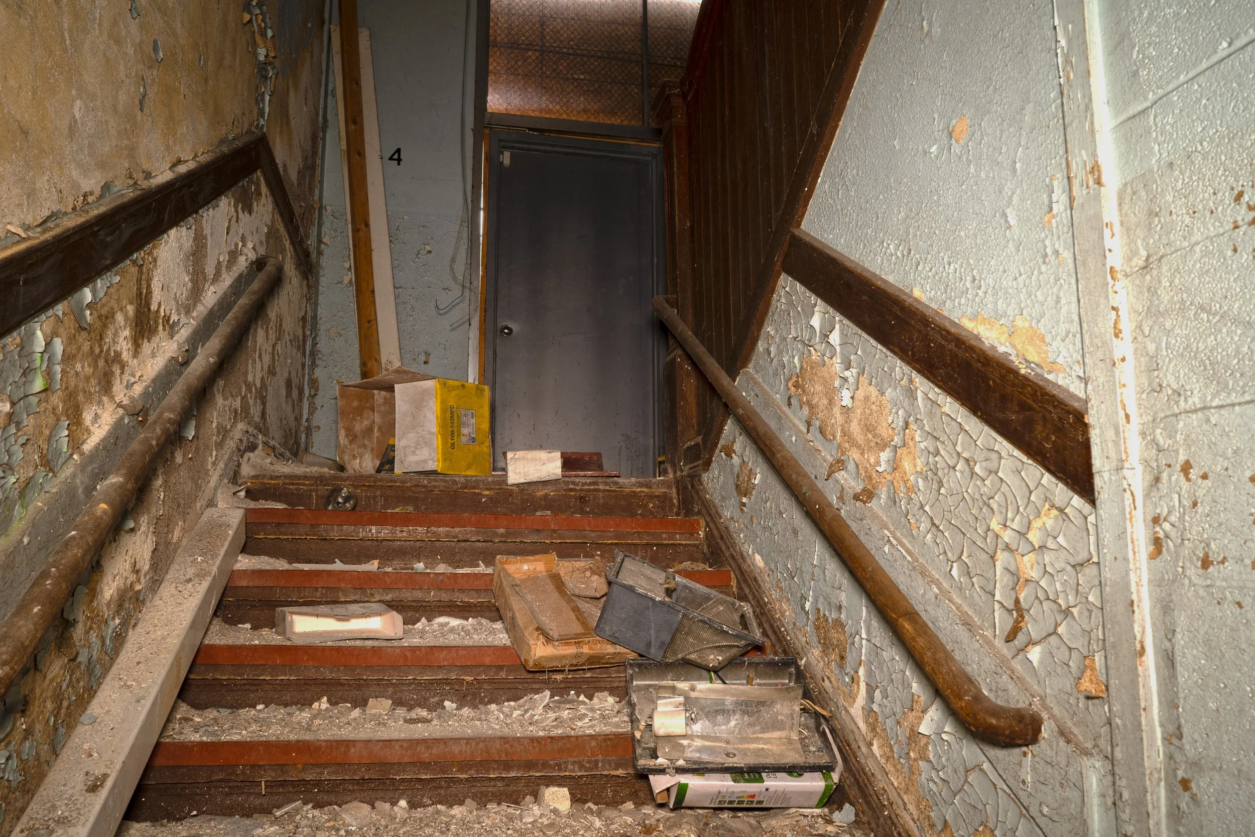 basement stairs leading to 1st floor 