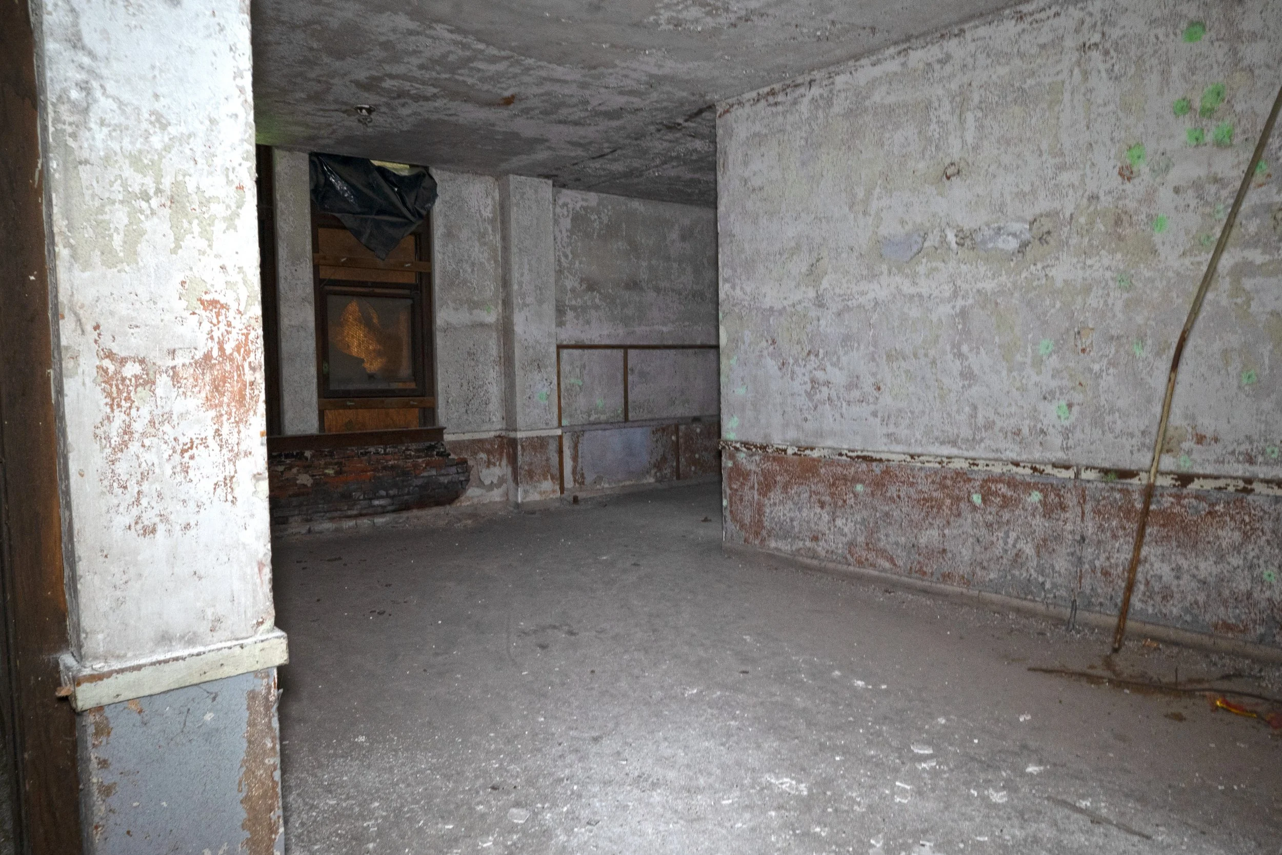 In the 2nd floor hallway a s shaped curve is present