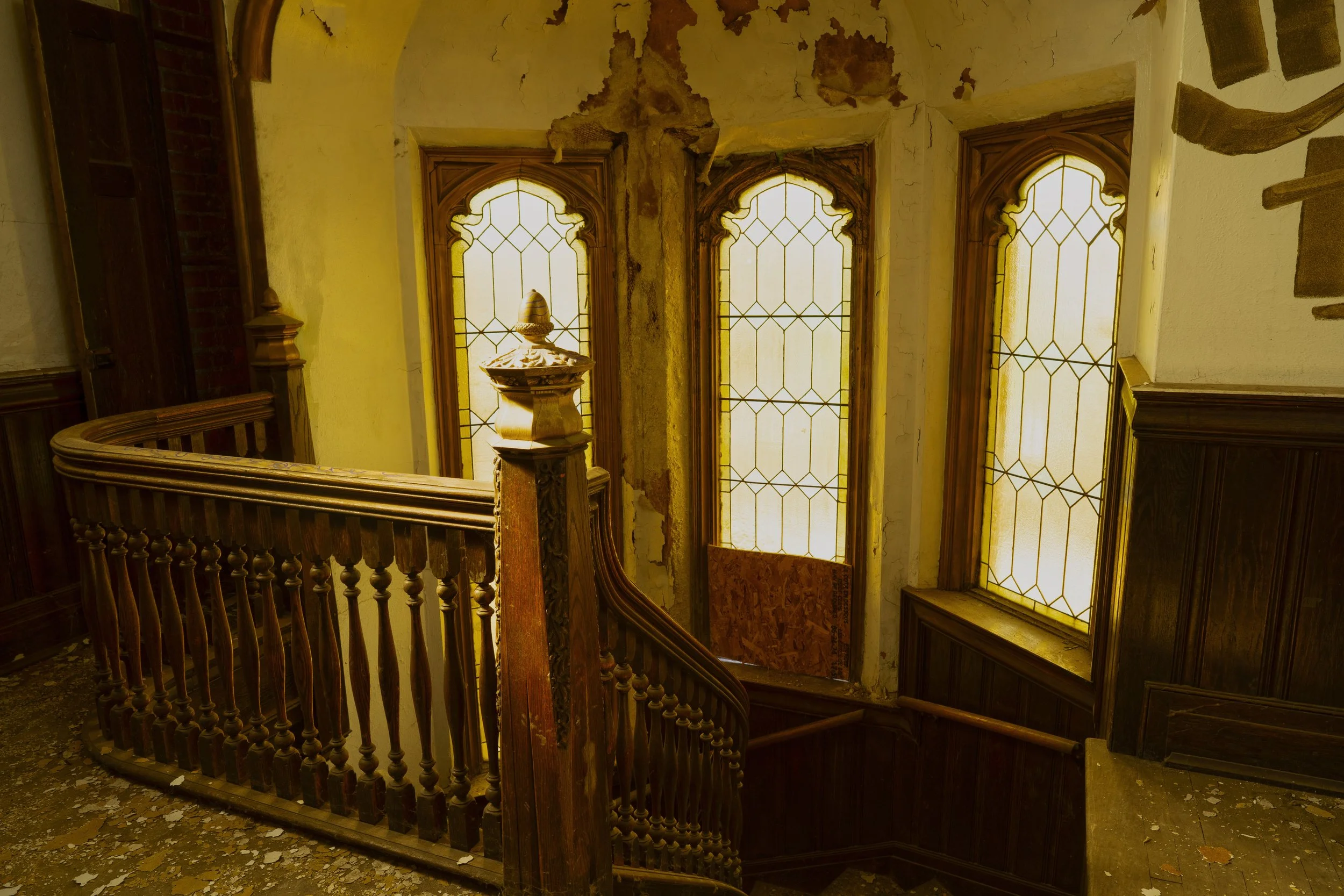 A beautiful wood railing leading down to the 1st floor  