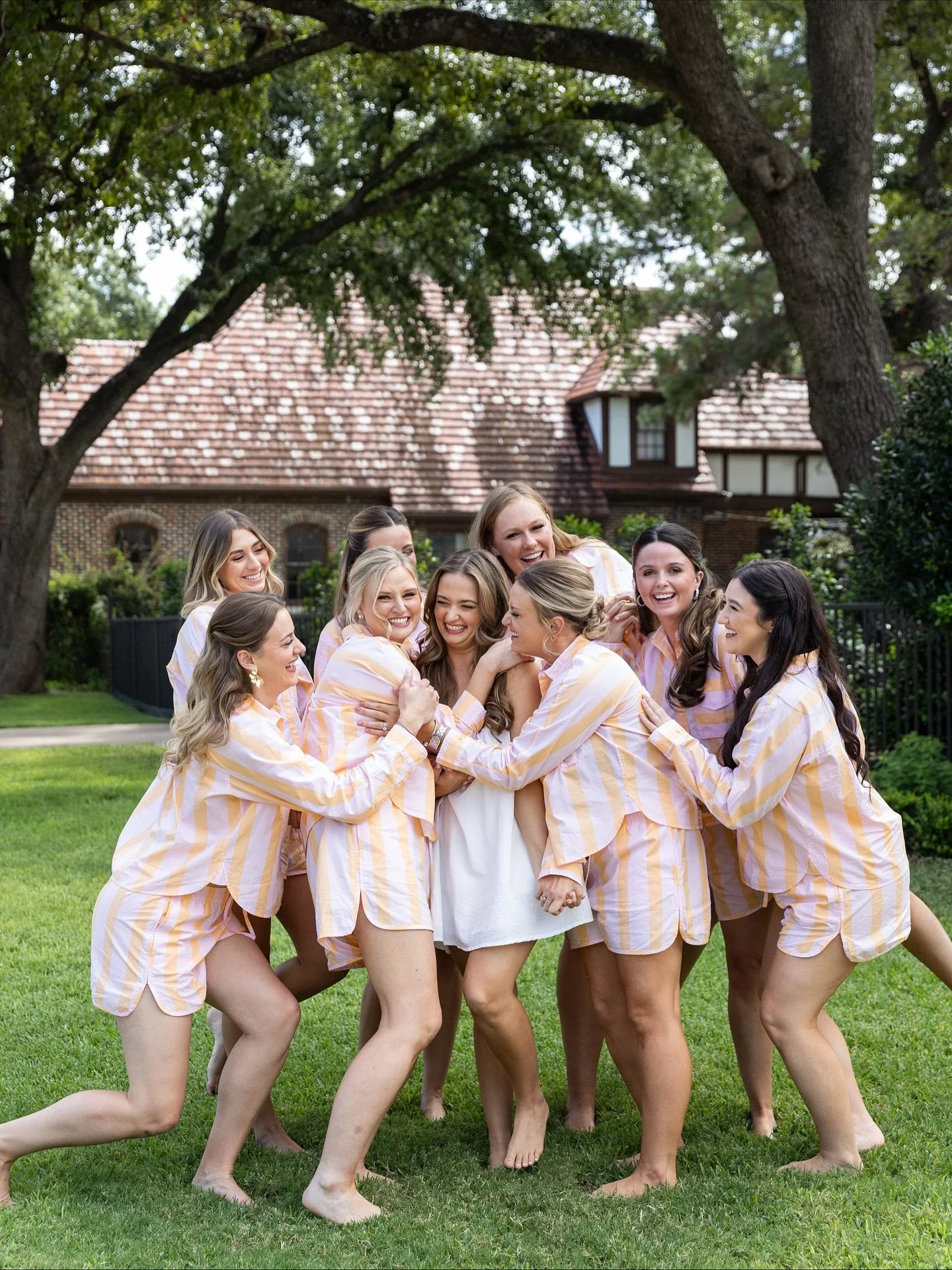 Don&rsquo;t skip on the matching bridesmaid pajamas!⁠ Darby had the cutest striped @landsend peach &amp; pink pajama sets for her 8 bridesmaids, and they made for an even sweeter start to the day. 🧡🌸✨️⁠ PJs are a perfect keepsake to thank your favo