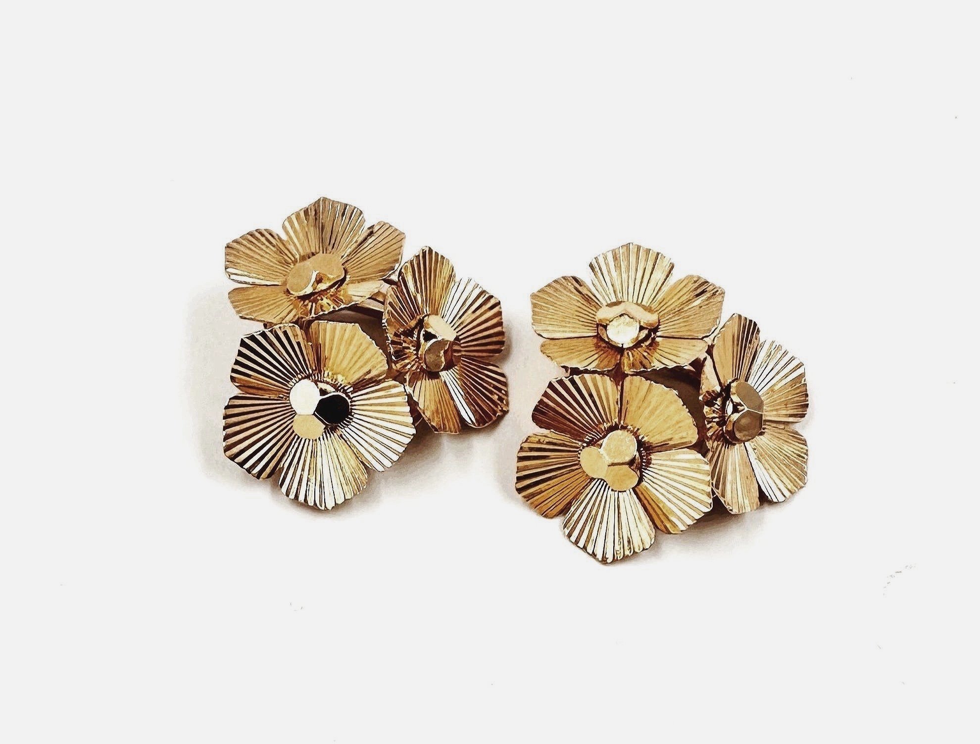 Gold flowers earclips