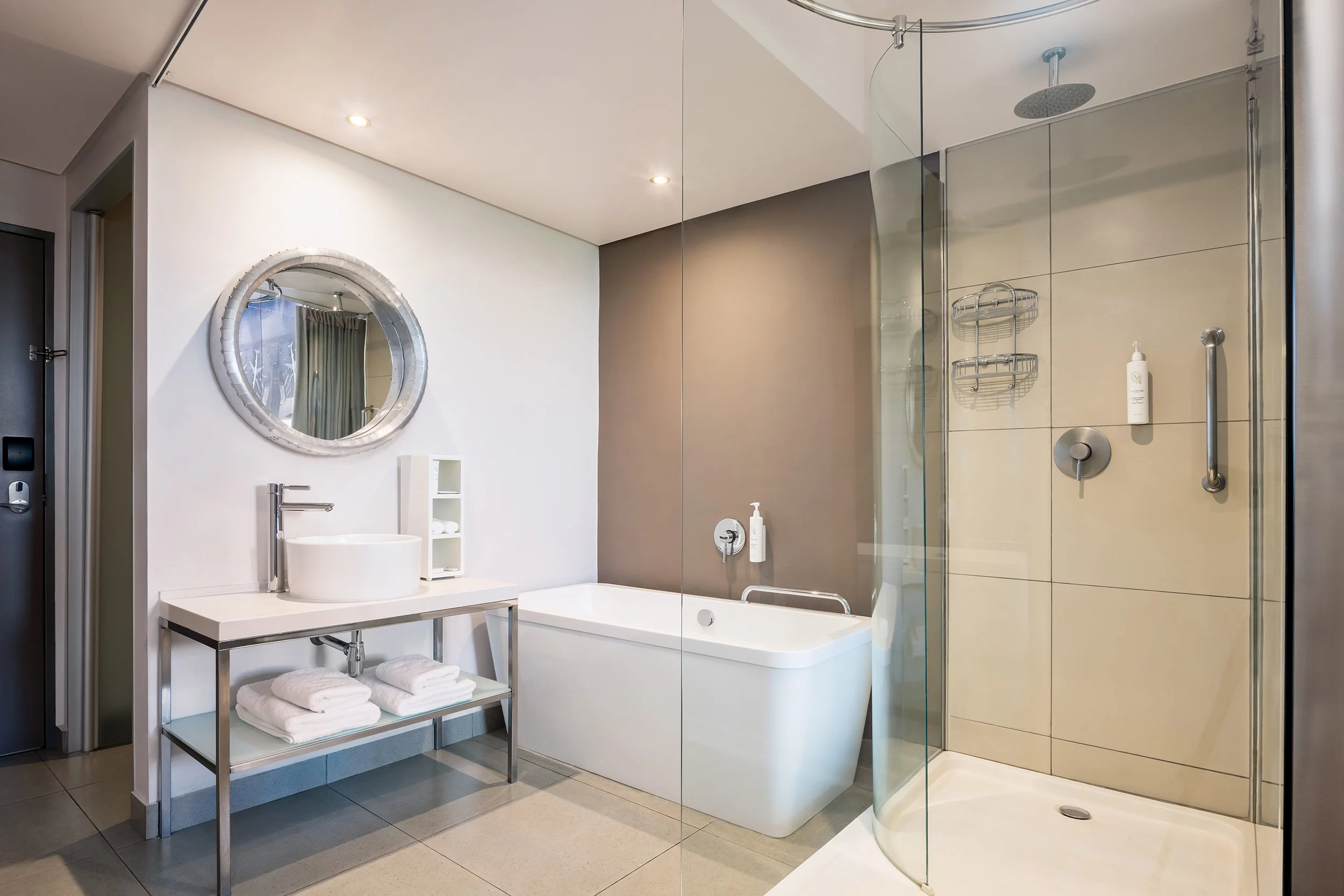 PH_JNBOR_Room_Premium_Bathroom.jpg