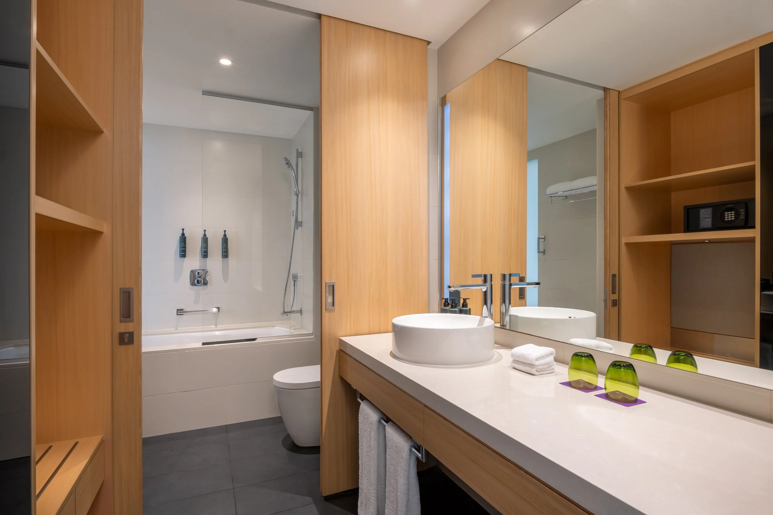 ALF_DXBDE_Bathroom_With-Bath_1.jpg