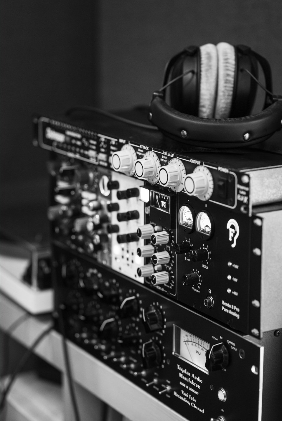 Nahaufnahme des Equipments im Tonstudio artig recordings von Max Zauner, einem Schlagzeuger, Produzenten und Tontechniker aus Melk, Niederösterreich.