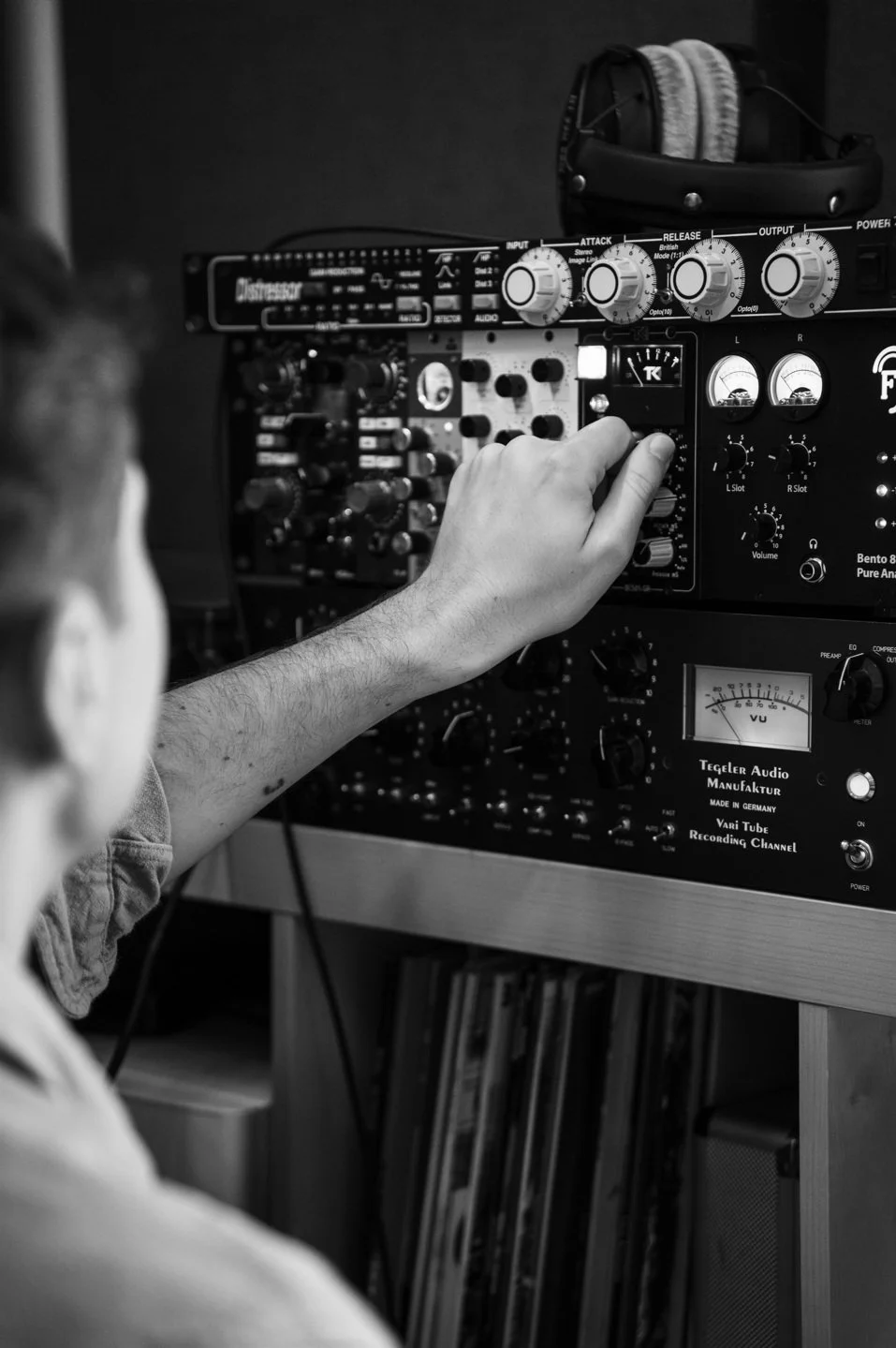 Foto von Max Zauner beim Mixing auf analogem Equipment. Max Zauner ist ein Schlagzeuger, Produzent und Tontechniker aus Melk, Niederösterreich.