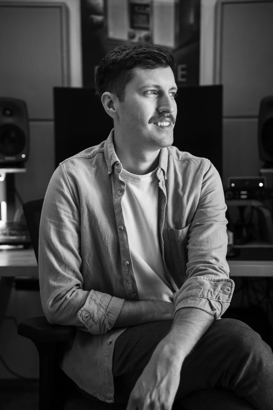 Portraitfoto von Max Zauner, einem Schlagzeuger, Produzenten und Tontechniker aus Melk, Niederösterreich.