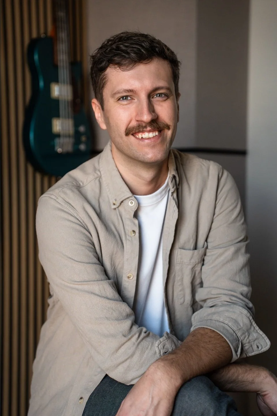 Porträt von Max Zauner, einem Schlagzeuger, Produzenten und Tontechniker aus Melk, Niederösterreich. artig recordings ist spezialisiert auf Schlagzeug-Aufnahmen, Musikproduktion, Editing und Mixing.