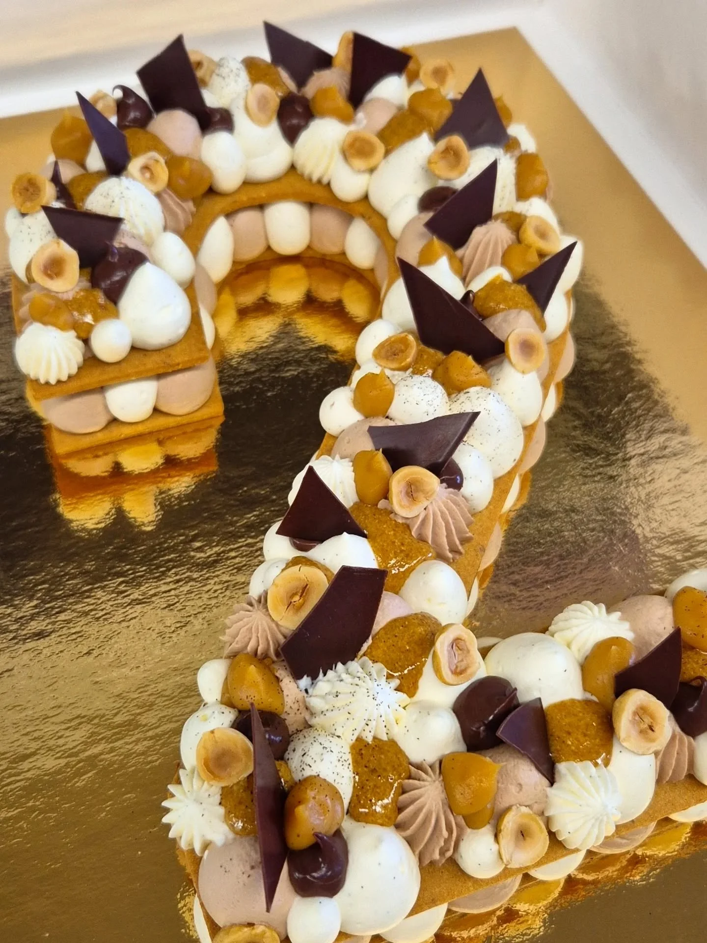 𝑁𝑢𝑚𝑏𝑒𝑟 𝐶𝑎𝑘𝑒 "2" 🤍🤎💛

𝐺𝑎𝑛𝑎𝑐ℎ𝑒 𝑚𝑜𝑛𝑡𝑒́𝑒 𝑐ℎ𝑜𝑐𝑜𝑙𝑎𝑡 𝑎𝑢 𝑙𝑎𝑖𝑡, 𝑐ℎ𝑎𝑛𝑡𝑖𝑙𝑙𝑦 𝑚𝑎𝑠𝑐𝑎𝑟𝑝𝑜𝑛𝑒 𝑣𝑎𝑛𝑖𝑙𝑙𝑒, 𝑔𝑒𝑙 𝑐ℎ𝑜𝑐𝑜𝑙𝑎𝑡 𝑛𝑜𝑖𝑟, 𝑐𝑎𝑟𝑎𝑚𝑒𝑙 𝑏𝑒𝑢𝑟𝑟𝑒 𝑠𝑎𝑙𝑒́, 𝑝𝑟𝑎𝑙𝑖𝑛𝑒́ 𝑛𝑜