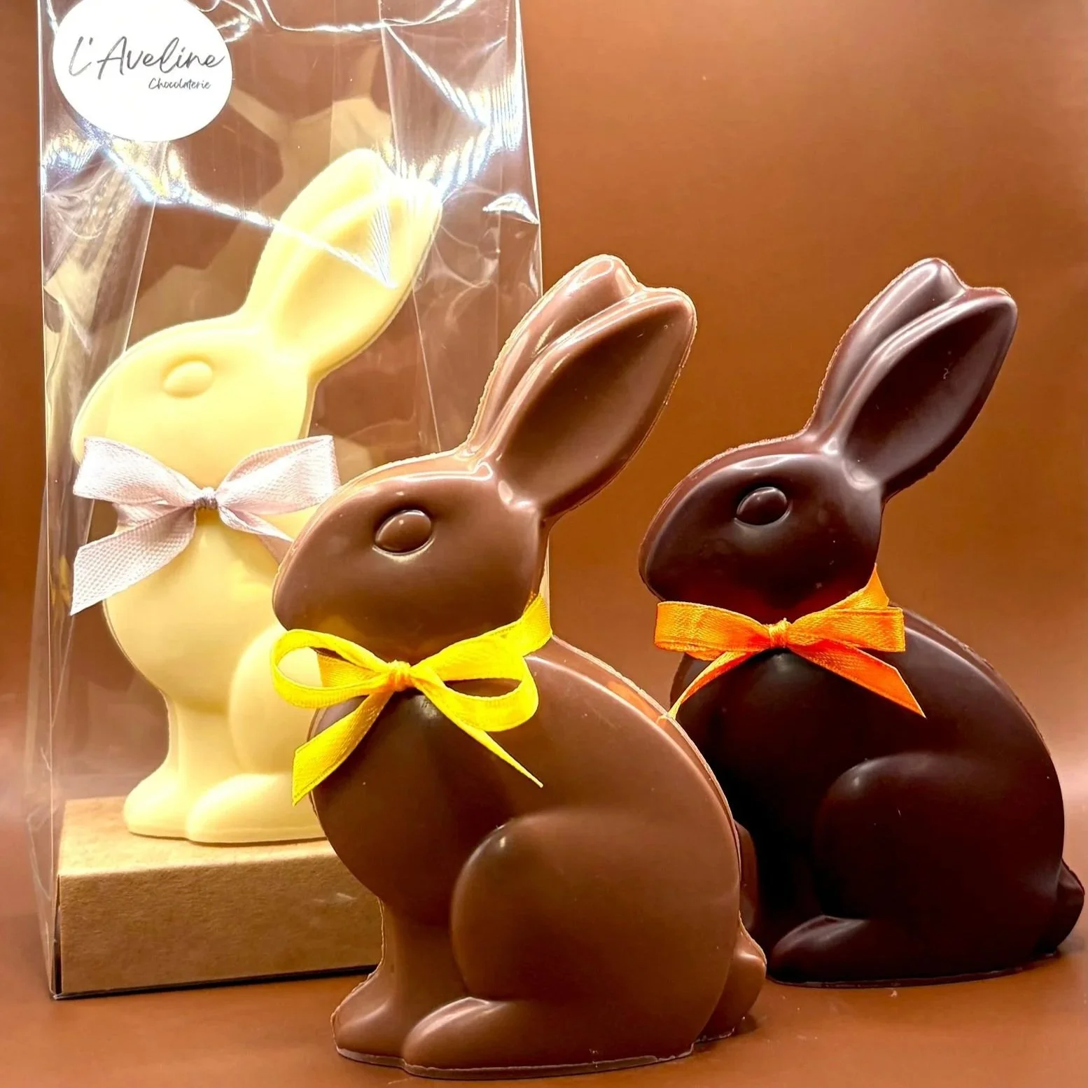 Lapin de Pâques en chocolat blanc, lait ou noir
