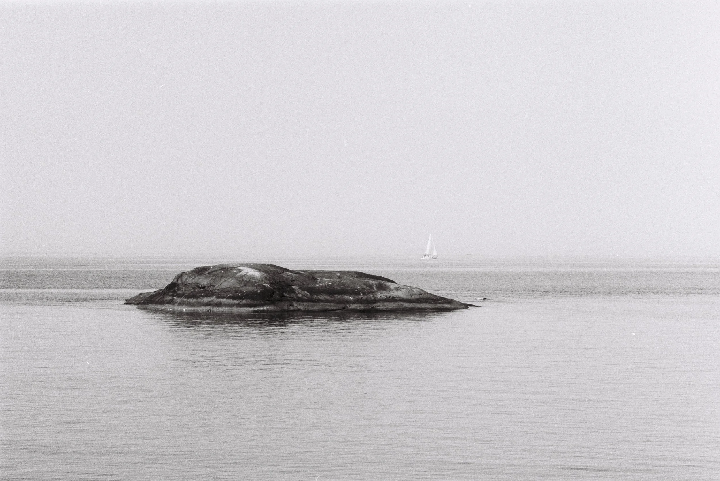 Tv&aring; veckor kvar till min fotoutst&auml;llning Coastal Art Gallery 🎞️

I en v&auml;rld full av AI v&auml;ljer jag att st&auml;lla ut med bilder tagna med analoga kameror. Framkallade, oretuscherade och m&auml;nskliga.

Vi ses p&aring; @heymaker