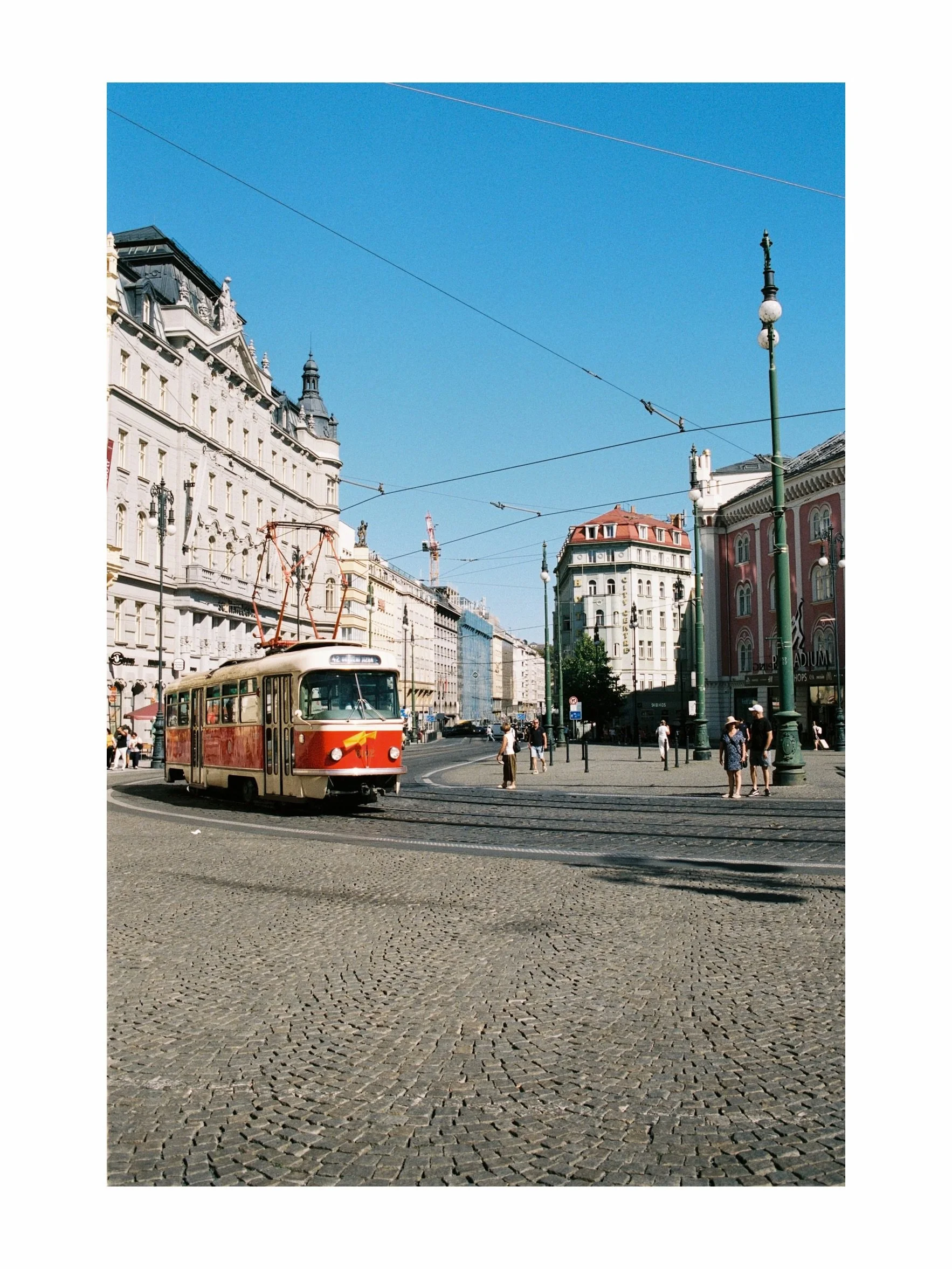 Broarnas stad 🇨🇿
Prag f&aring;ngat p&aring; 35 mm 🎞️

#35mmstreetphotography #35mmfilmphoto #prague