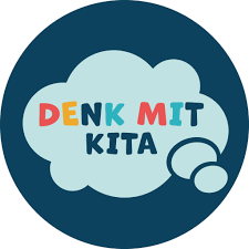 Sprechblase mit buntem Text 'Denk mit KITA' vor dunkelblauem Hintergrund.