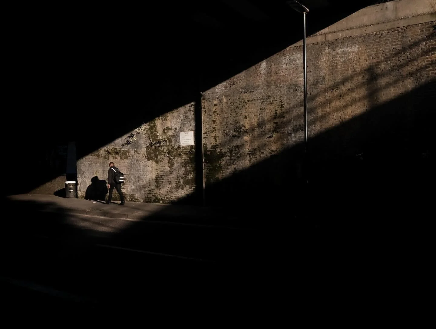 Lond&rsquo;or 🔑

&bull;&bull;&bull;
&bull;&bull;&bull;

#streetphotographyinternational
#mystreet_bnw
#streetphotography_cy
#rsph_streethub
#shinyhappystreet
#burnmyeye
#SSiCollaborative
#streetianity
#upcstreet
#spi_shadows
#spi_geometry
#pictorial