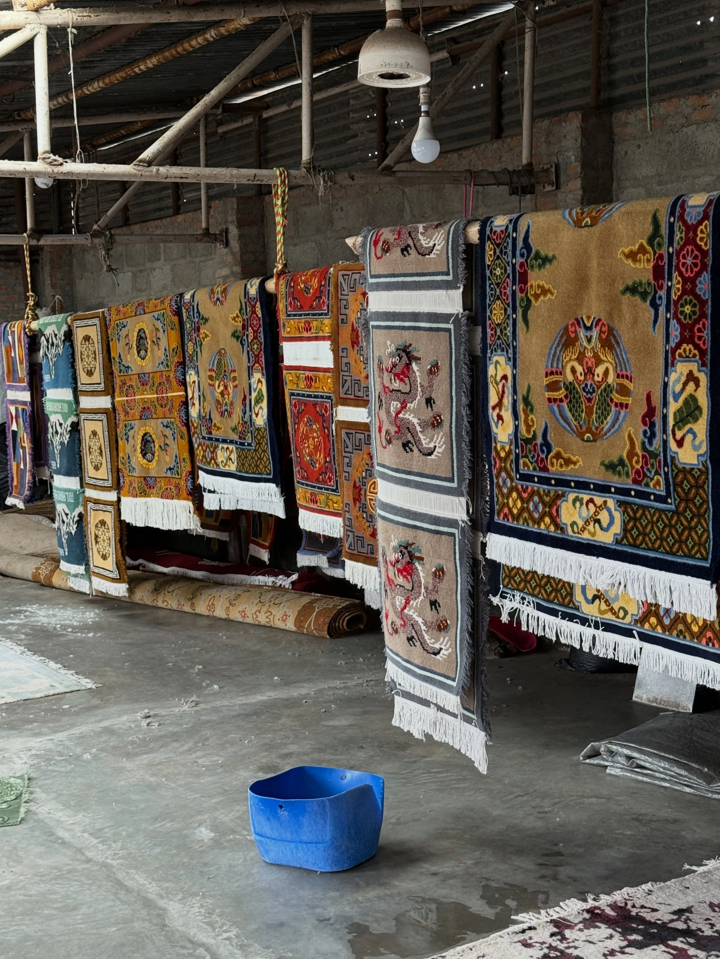 A room full of stories, preserving Tibetan hand-knotted rug traditions 💙 @karnorr 

~

#tibetanrugs #handknottedrugs #weaving #nepal