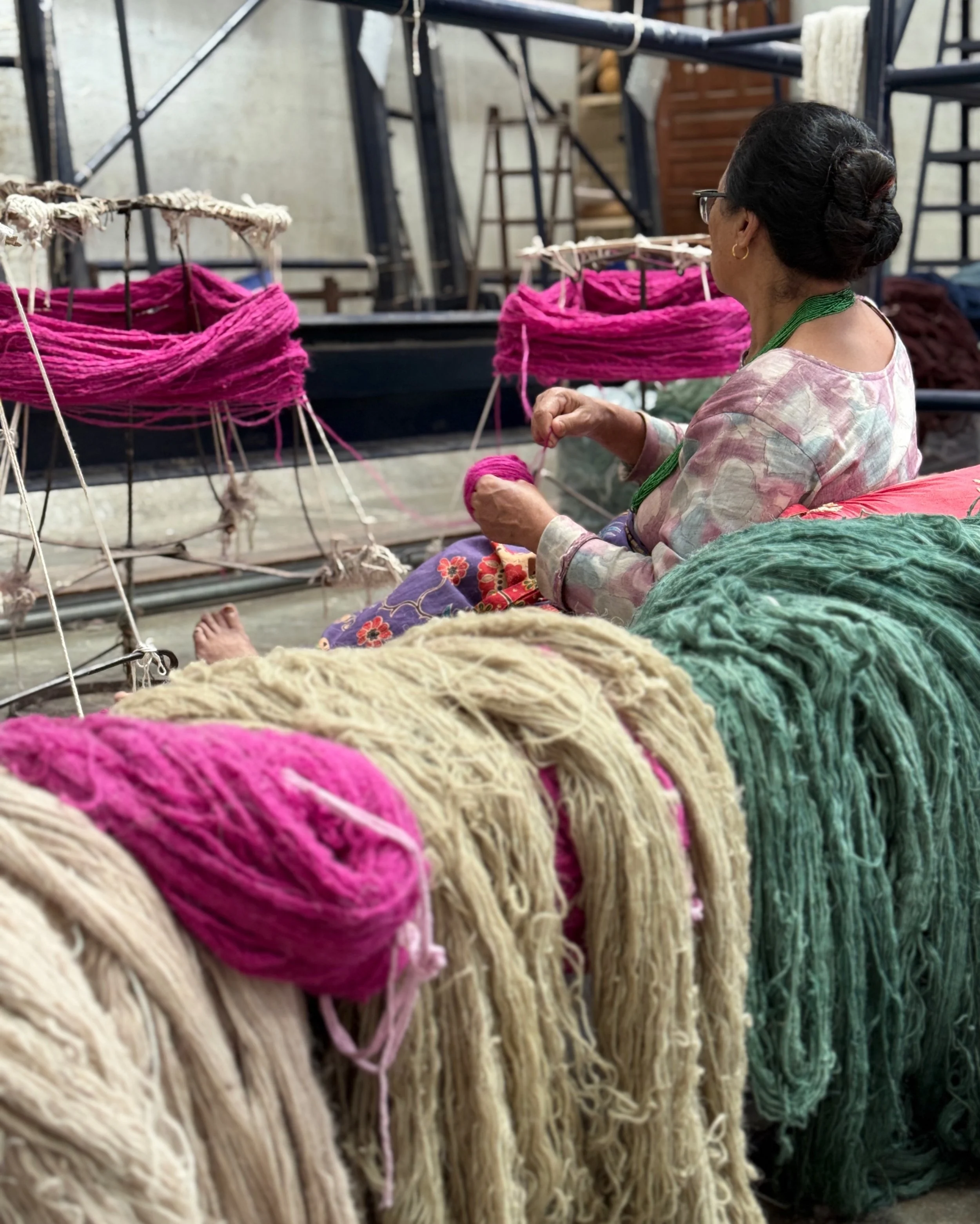 A moment of appreciation for the beauty and value found in the process of making 🤍

~

#tibetanweaving #handknottedrugs #slowcraft