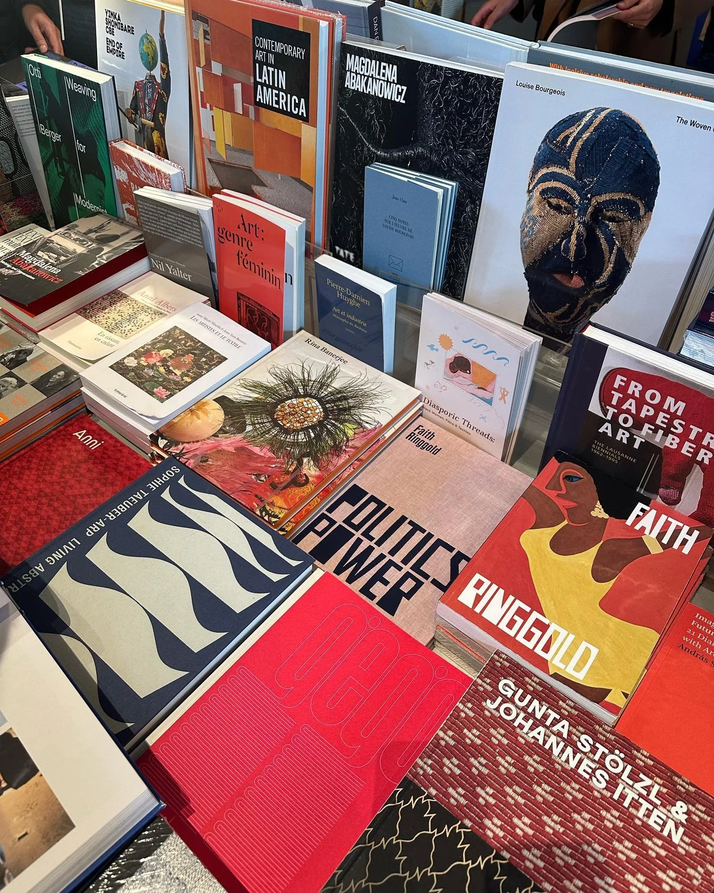 We love artbooks! These are curated by @fondationcartier covering the subject of their current exhibition on Olga de Amaral, a key figure of the Colombian art scene and of Fiber Art. Let these books transport you to Paris and dive into Latin American