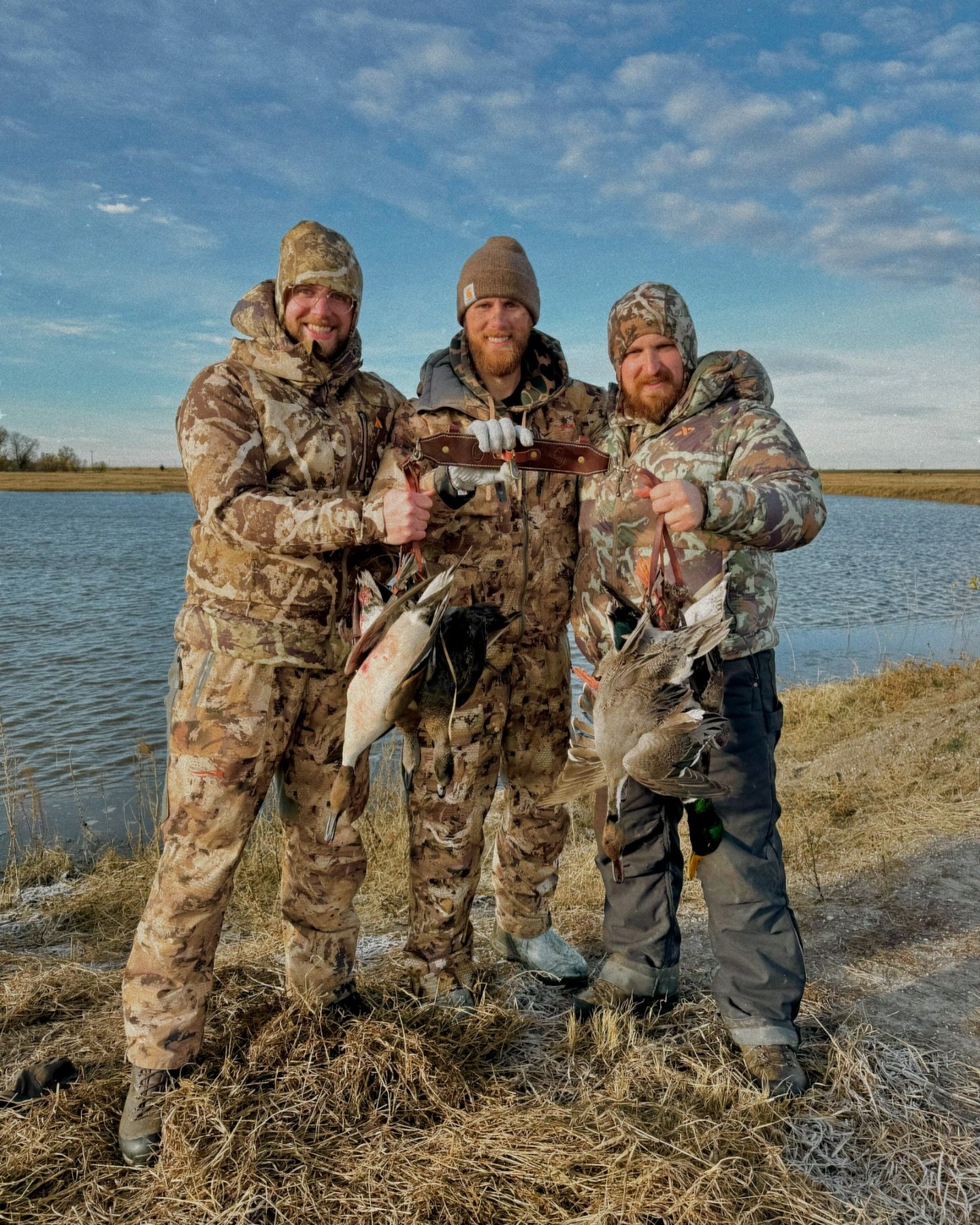 Bonding over mornings like this. ☕️
.
.
.
.
.
#duckblind #duckhunting #waterfowlhunting #huntinglife #huntingapparel #kansasduckhunting