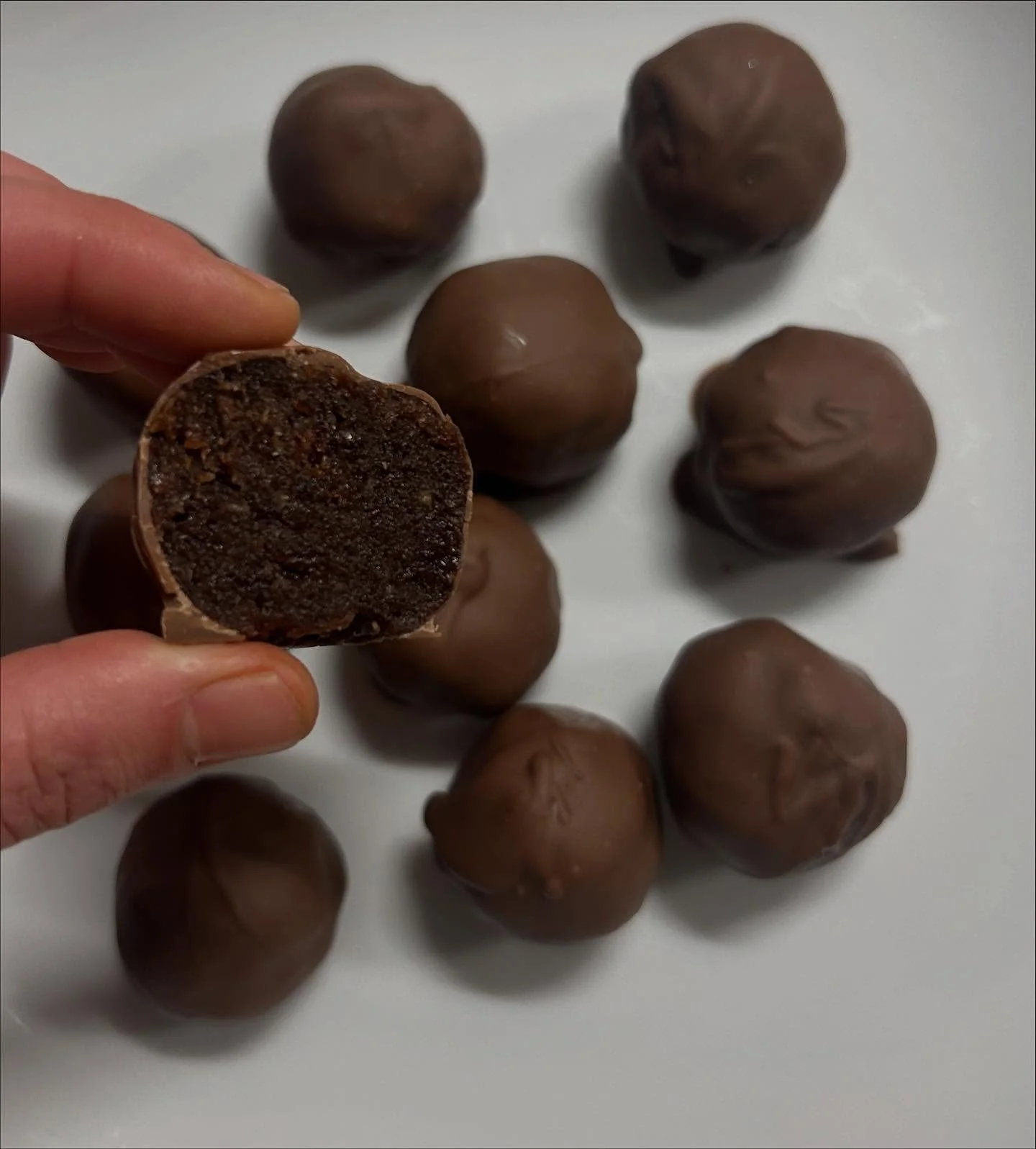 CHOCOLATE PEANUT BUTTER PROTEIN BALLS ✨

Only 6 ingredients- no bake, super easy and quick to make! 

A must try, these taste soooo good 🤤

135 cals p/s 
P: 2.5g
C: 19.5g 
F: 5g 

Ingredients ⬇️ 

Dates (pitted) 220g
Pecan nuts 70 g 
Chocolate whey 