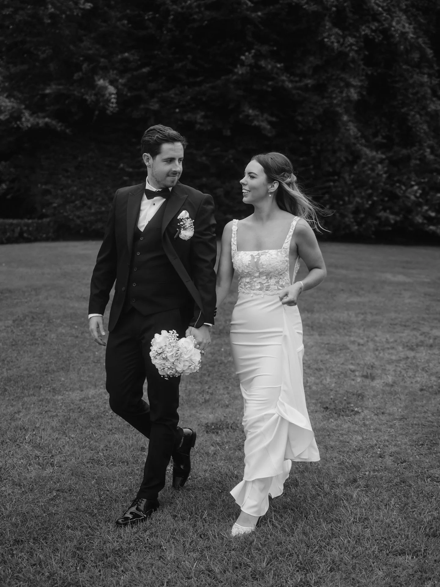 What a celebration yesterday for @aoifeflah and Dylan at @thelodgeashford 🫶🏼 we managed a quick few shots outside before the rain came and stayed. More to come from this beautifully relaxed wedding!

#berlinweddingphotographer #candidweddingmoments