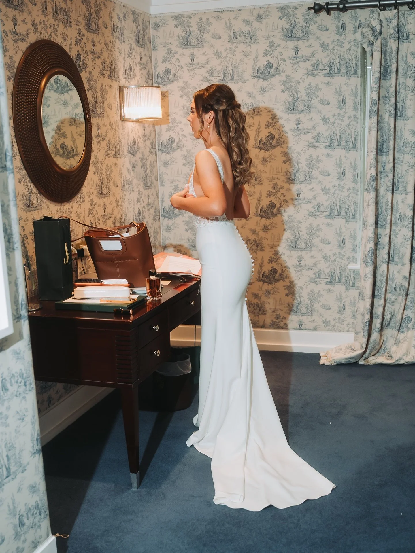 A day in the life of a bride 👰🏼❤️&zwj;🔥 w/ @aoifeflah 

#berlinweddingphotographer #irishwedding #candidwedding
#destinationweddingphotographer #berlinweddings #weddingphotographeritaly #candidweddingphotography #destinationlove #DestinationWeddin