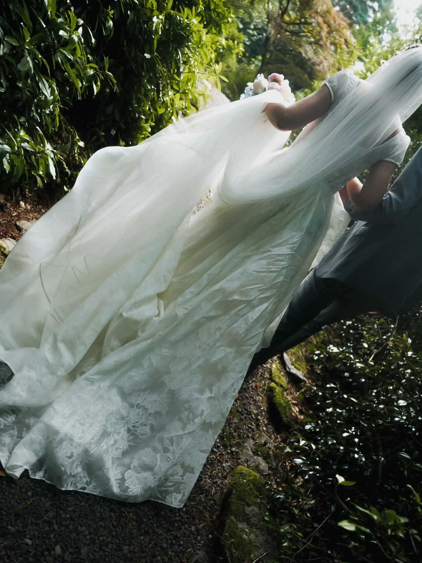The dress is dressing! more to come from Rebecca and Sam&lsquo;s wedding in (arguably) the most beautiful county in Ireland? What a day 🇮🇪 

#berlinweddingphotographer #irishwedding #candidwedding
#destinationweddingphotographer #berlinweddings #we