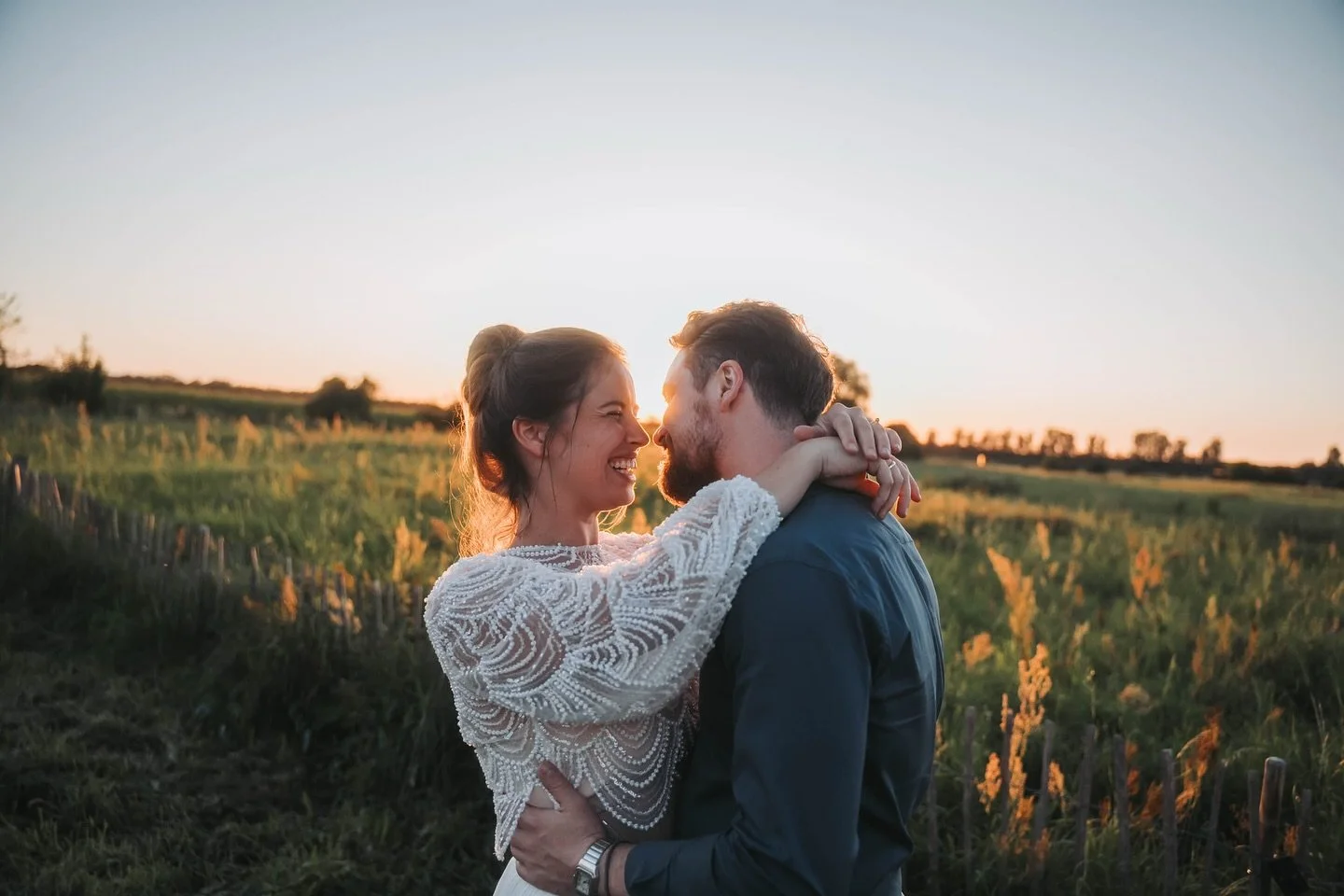This sunset was givingggg 🥹🌅 Luise &amp; Jakob catching the last rays at Foxberghof. Danke f&uuml;r euer Vertrauen!

#berlinweddingphotographer #irishwedding #candidwedding
#destinationweddingphotographer #berlinweddings #weddingphotographeritaly #