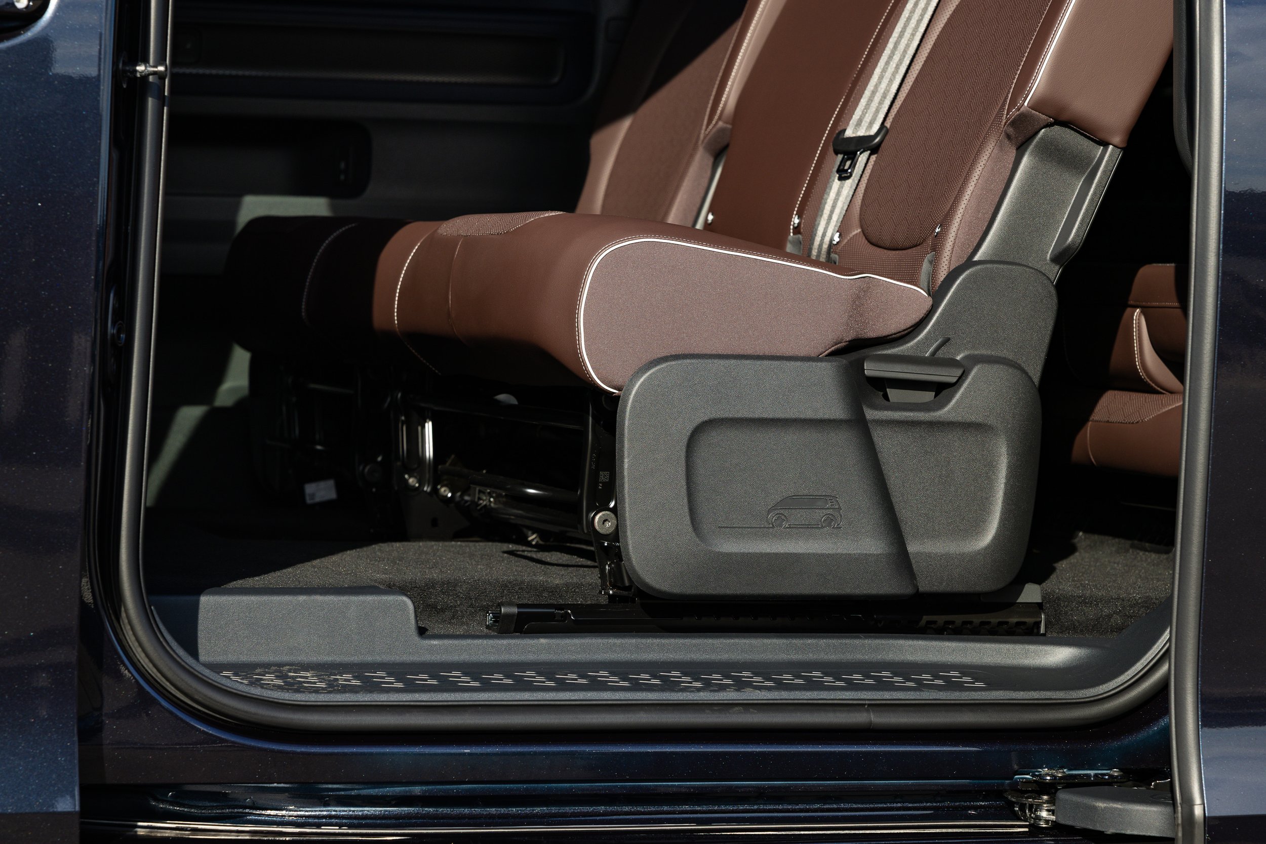 VW ID. Buzz - Blue Charcoal - Exterior Static - © Sam Dobbins 2024 - 0416.jpg