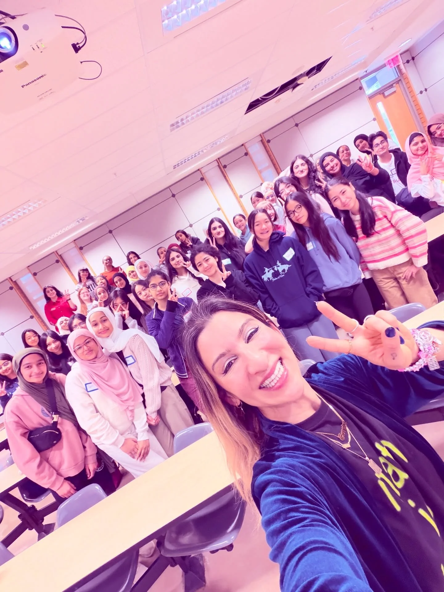 okay GO CODE GIRLS @tmufeas throw a 🤖 in the comments if u SHOWED UP TODAY👇‼️

It was a true honour to keynote @torontomet&rsquo;s Go Code Girls event this morning - being in a room full of girls who are about to learn about circuits, build somethi