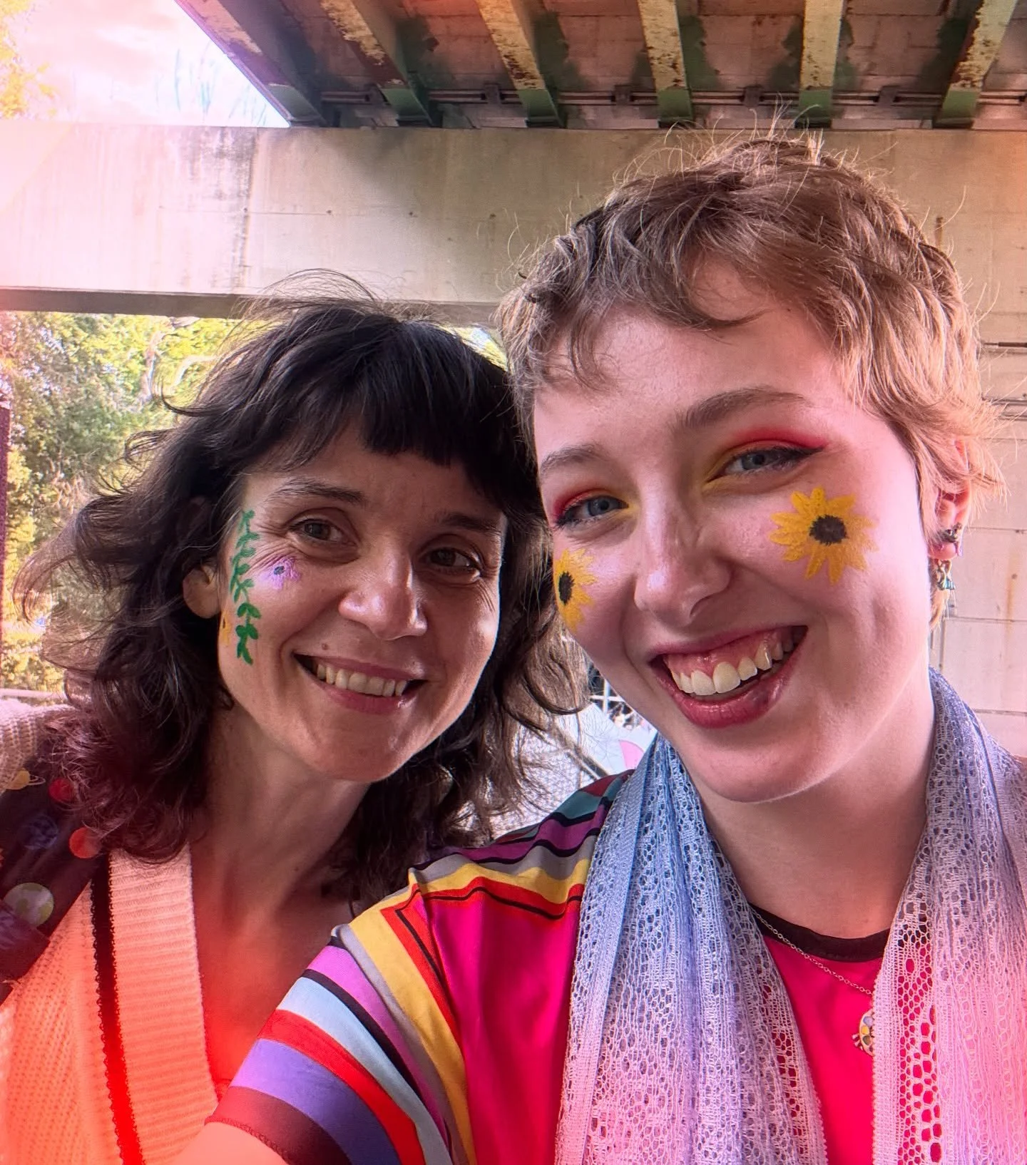 🎨 Quelques petite souvenirs peintur&eacute;s /// A few lil face-painted memories 😌✨

&bull;
&bull;
&bull;

Je me sens bien reconnaissante d&rsquo;avoir pu partager mes pinceaux avec autant de belles personnes pour plusieurs &eacute;v&eacute;nements