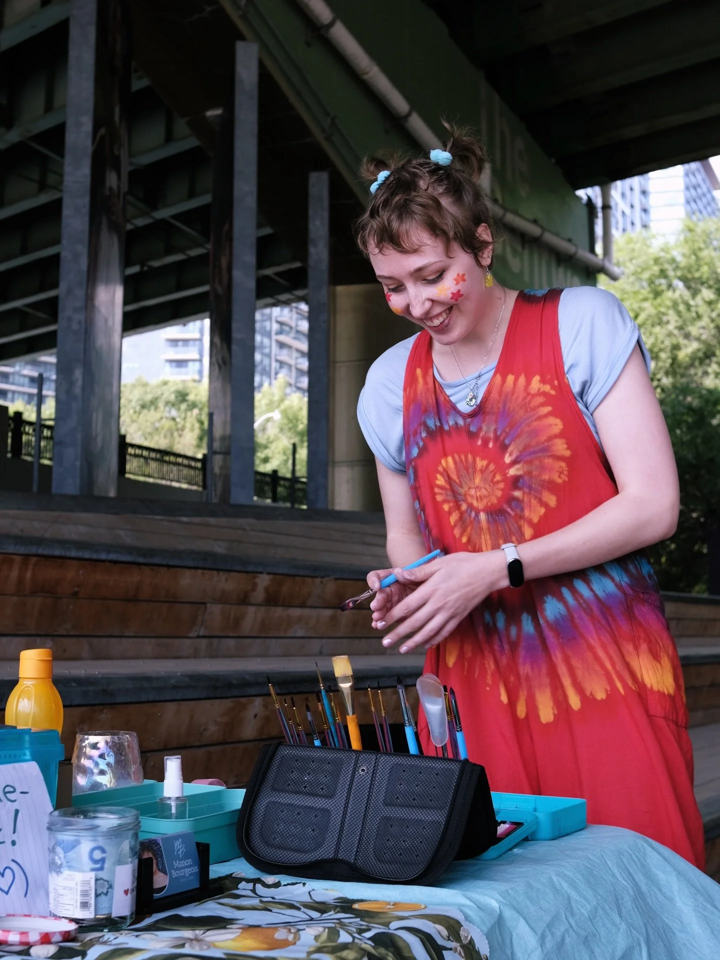 The 4-step guide to getting your face painted 🎨🖌️ Les 4 &eacute;tapes pour se faire peindre le visage

1. Find Manon, hidden in the woods, amongst flowers&hellip; or at your favourite event near you! 
2. Choose the face paint of your dreams 💭(desc