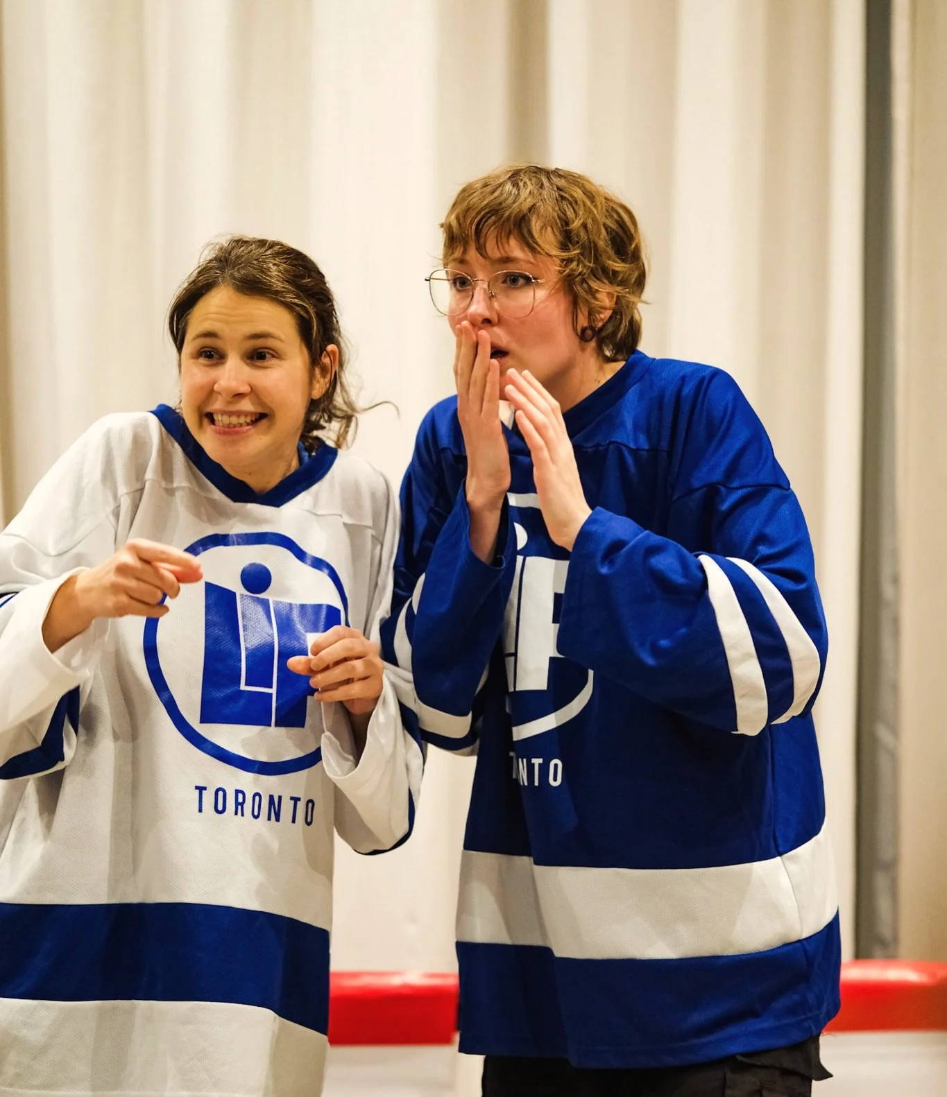 Quoi ? Ce soir ? Le dernier match de la @liftoronto avant le temps des f&ecirc;tes ? ✨

En effet ! 🤗 Merci &agrave; @hotelvictoriato pour ce beau lieu de rassemblement pour nos match d&rsquo;impro 💛 J&rsquo;ai vraiment ador&eacute; jouer avec ces f