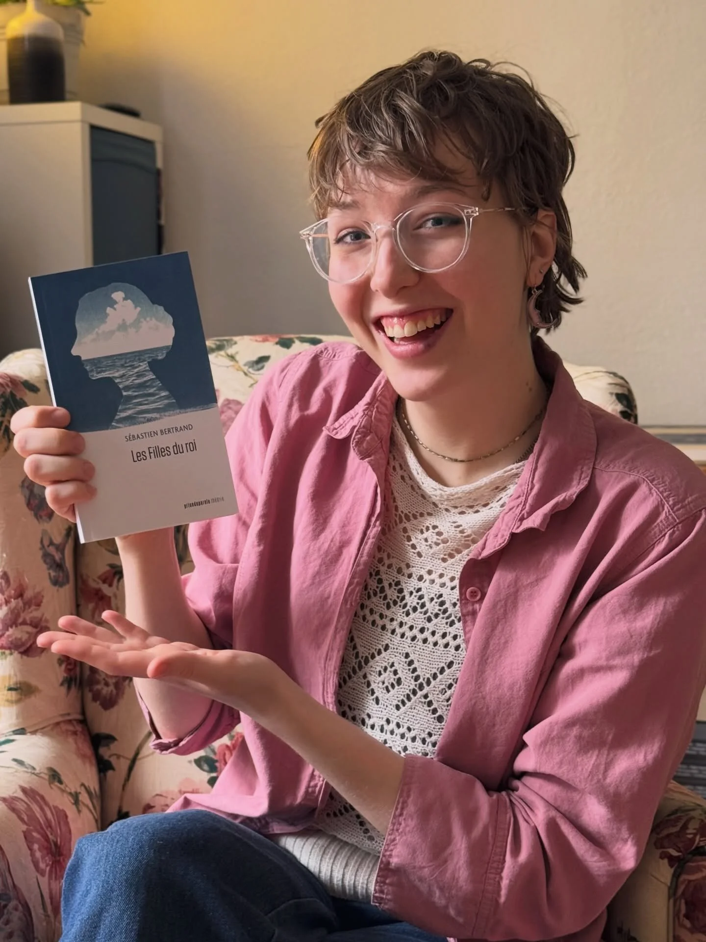 ⚓️ Les Filles du roi, en librairie ! 📖

&Ccedil;a alors, quelle joie d&rsquo;avoir en main cette belle pi&egrave;ce de th&eacute;&acirc;tre ! ✨ J&rsquo;ai eu le plaisir d&rsquo;interpr&eacute;ter le personnage d&rsquo;Ang&eacute;lique dans la premi&