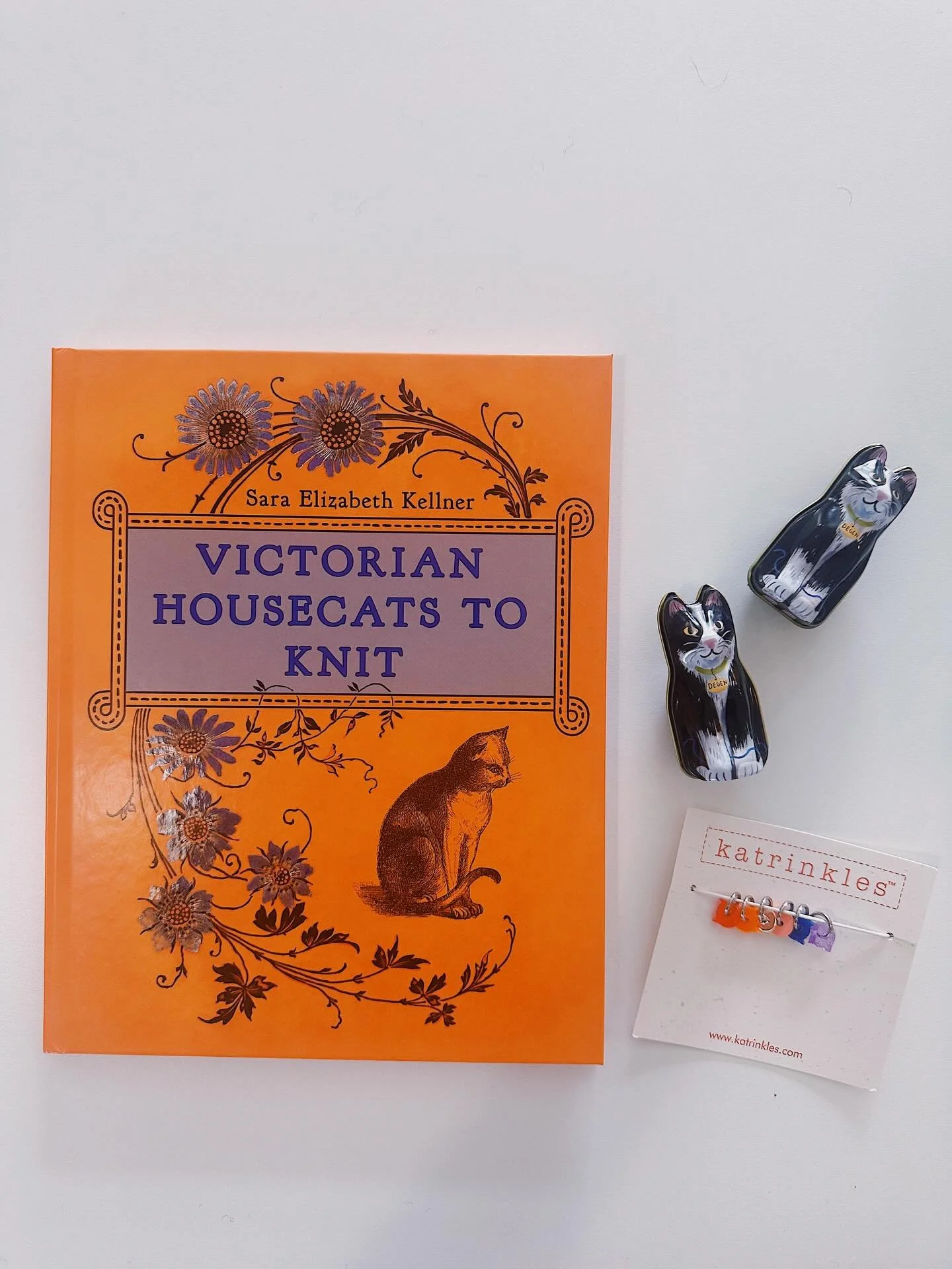 🎁 Last-Minute Gift Ideas &amp; Stocking Stuffers for the Fiber Lovers in Your Life 🧶✨
(aka: small things that spark big joy)

1️⃣ Cat people, this one&rsquo;s for you. Turn knitting time into a full feline fantasy with Victorian Housecats to Knit. 