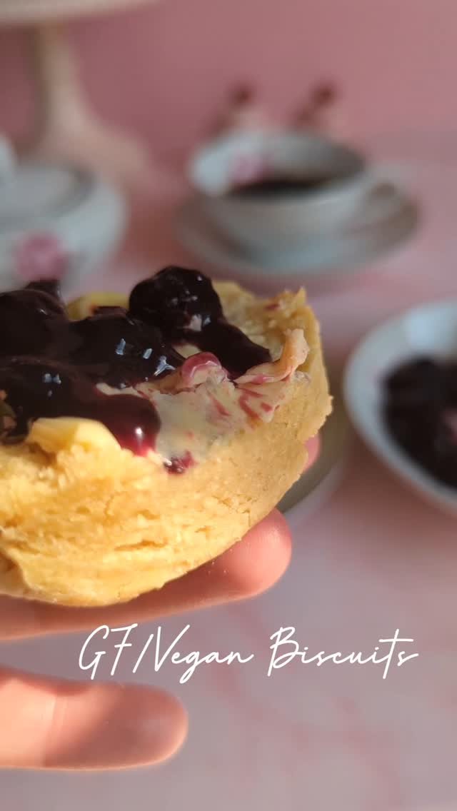 Hey Anniemayniacs! It's #nationalbiscuitday and I have the perfect batch for you! Flaky, gluten free, top 9 allergen free, and 100% worth heating up your oven for. Recipe is up on the website - don't wait until next year for these! π§
#GlutenFreeBaki