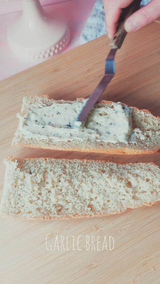 🧄🧄🧄Garlic bread may be leaving the bakery line up, but it doesn't have to leave your life. Recipe is up on the blog. Carb accordingly. 🥖🥖🥖