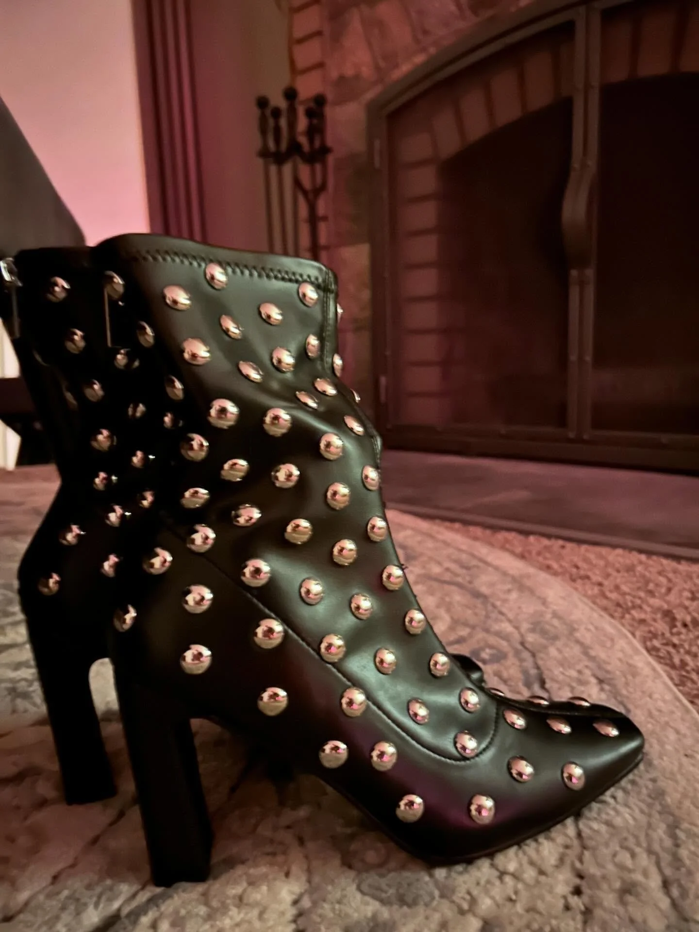 studs, snow, and spice ❄️ 

winter spice syrup by @hurls.d ☕️

#winterboots #winterspice