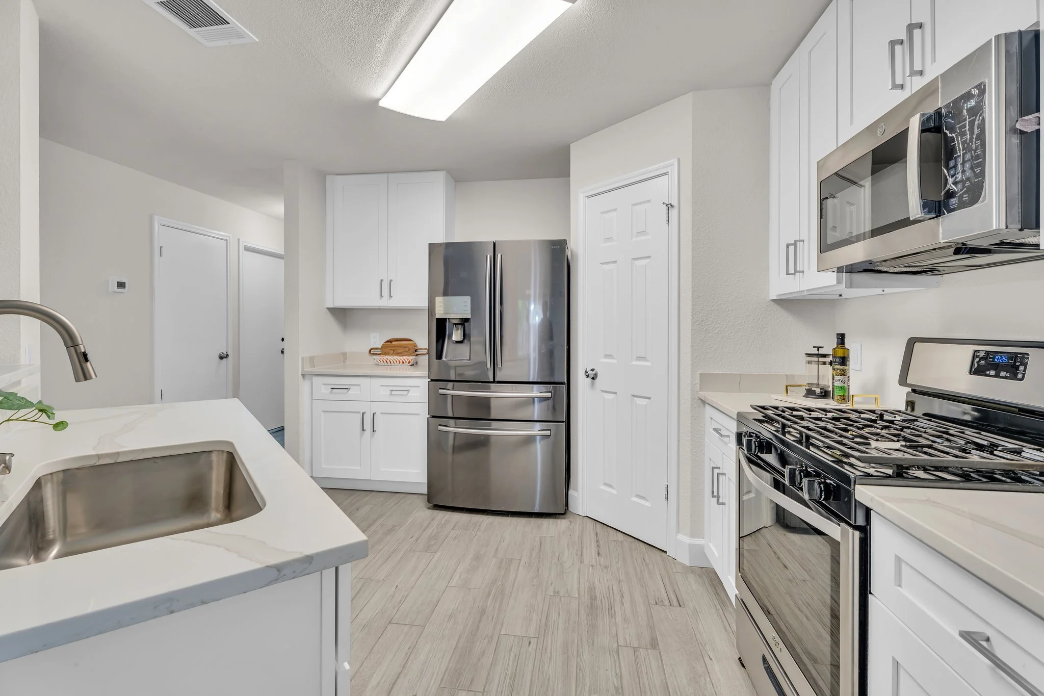 13-web-or-mls-8902 Romayne Ln 10.jpg