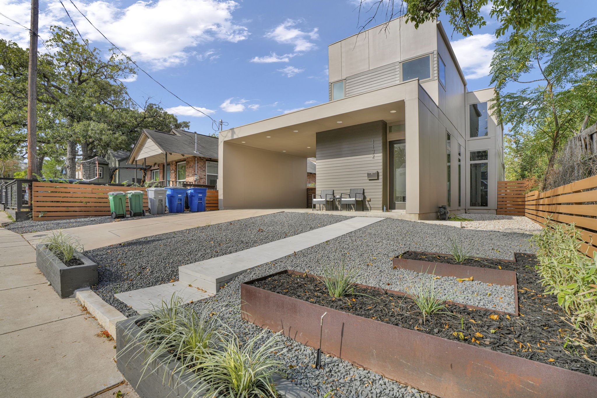 3-web-or-mls-1132 Salina St Austin 3.JPG