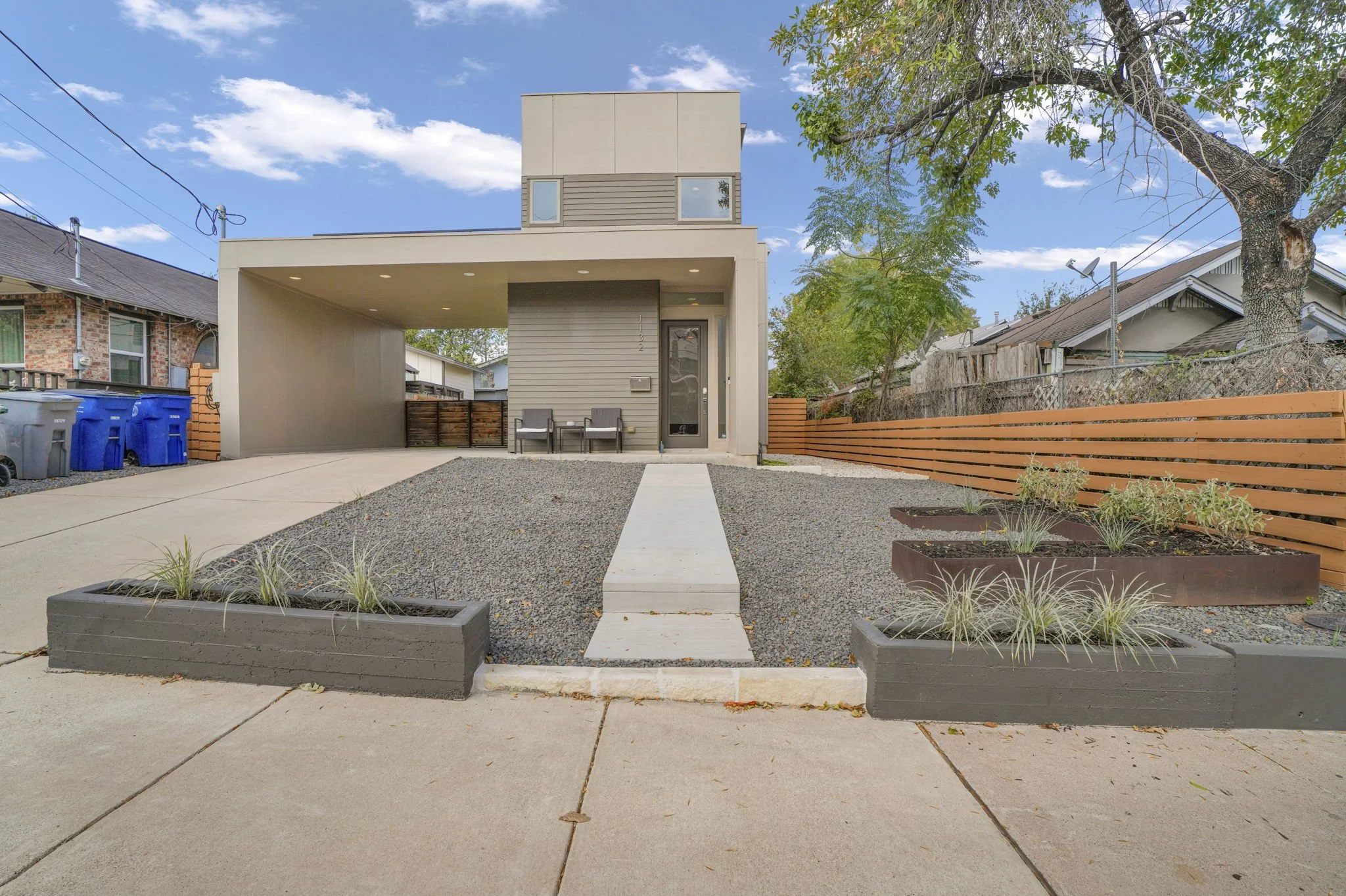 4-web-or-mls-1132 Salina St Austin 4.JPG