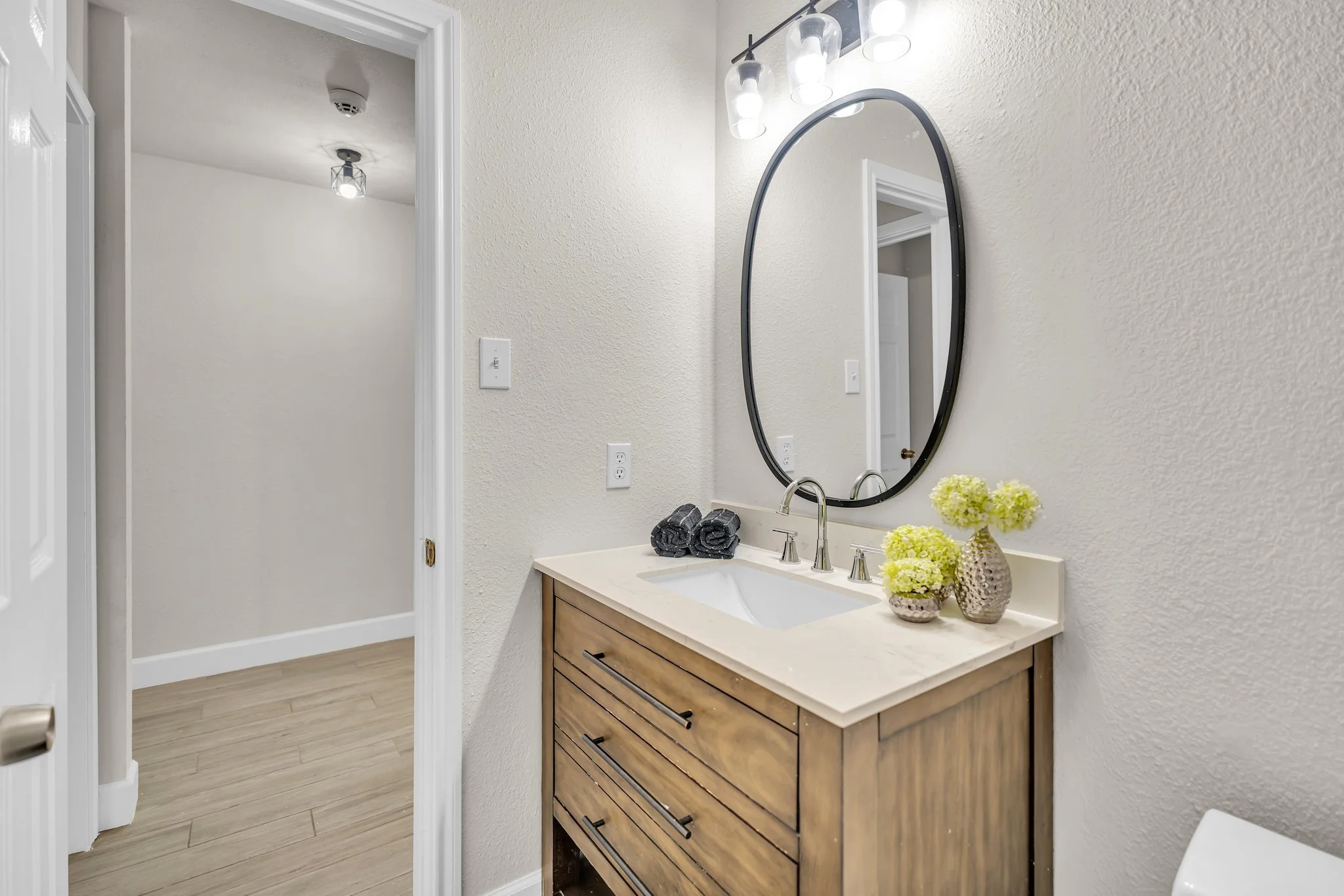 5-web-or-mls-8902 Romayne Ln 2.jpg