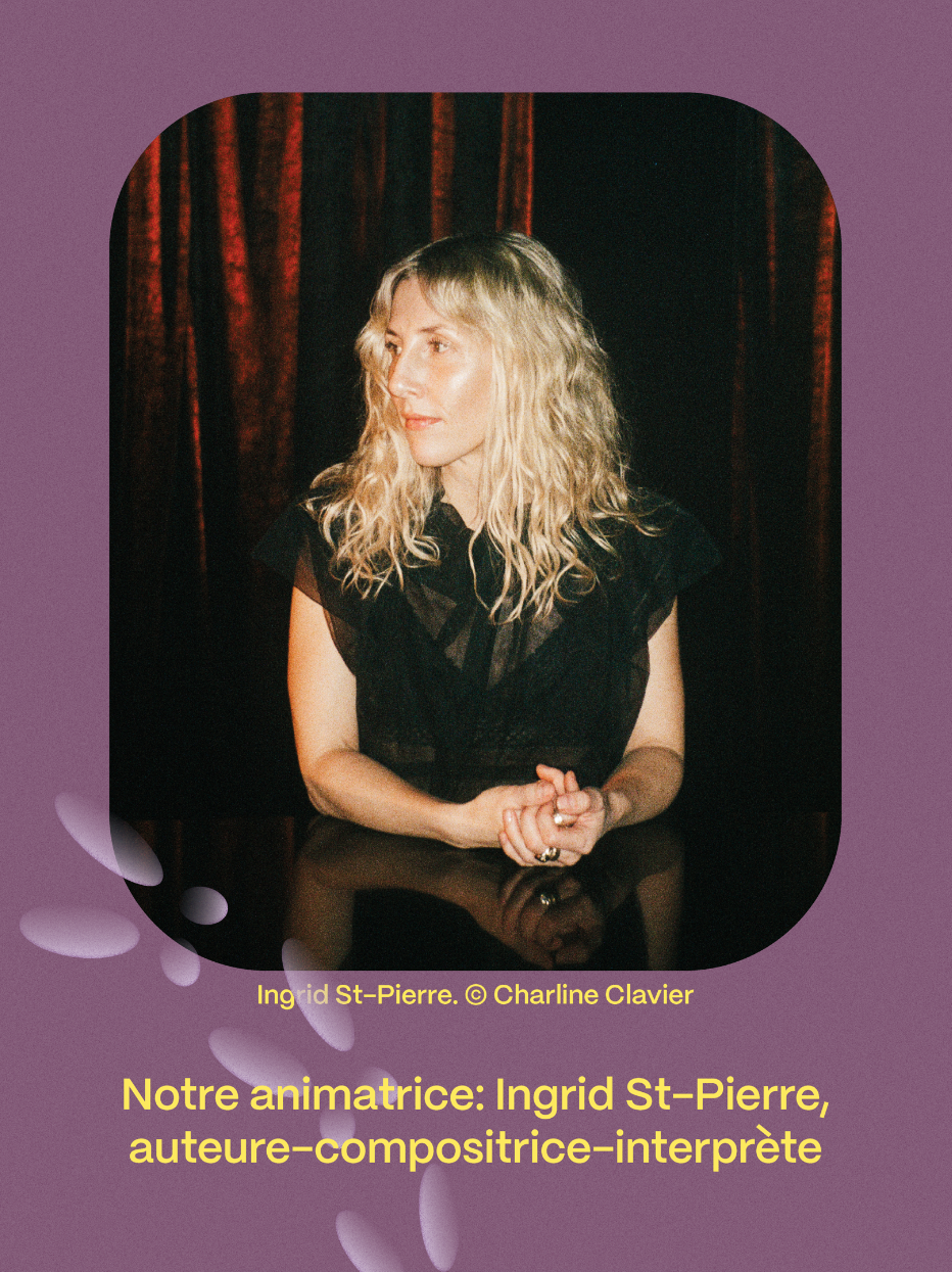 Une femme aux cheveux blonds et bouclés, portant une robe noire, assise devant un rideau rouge foncé.