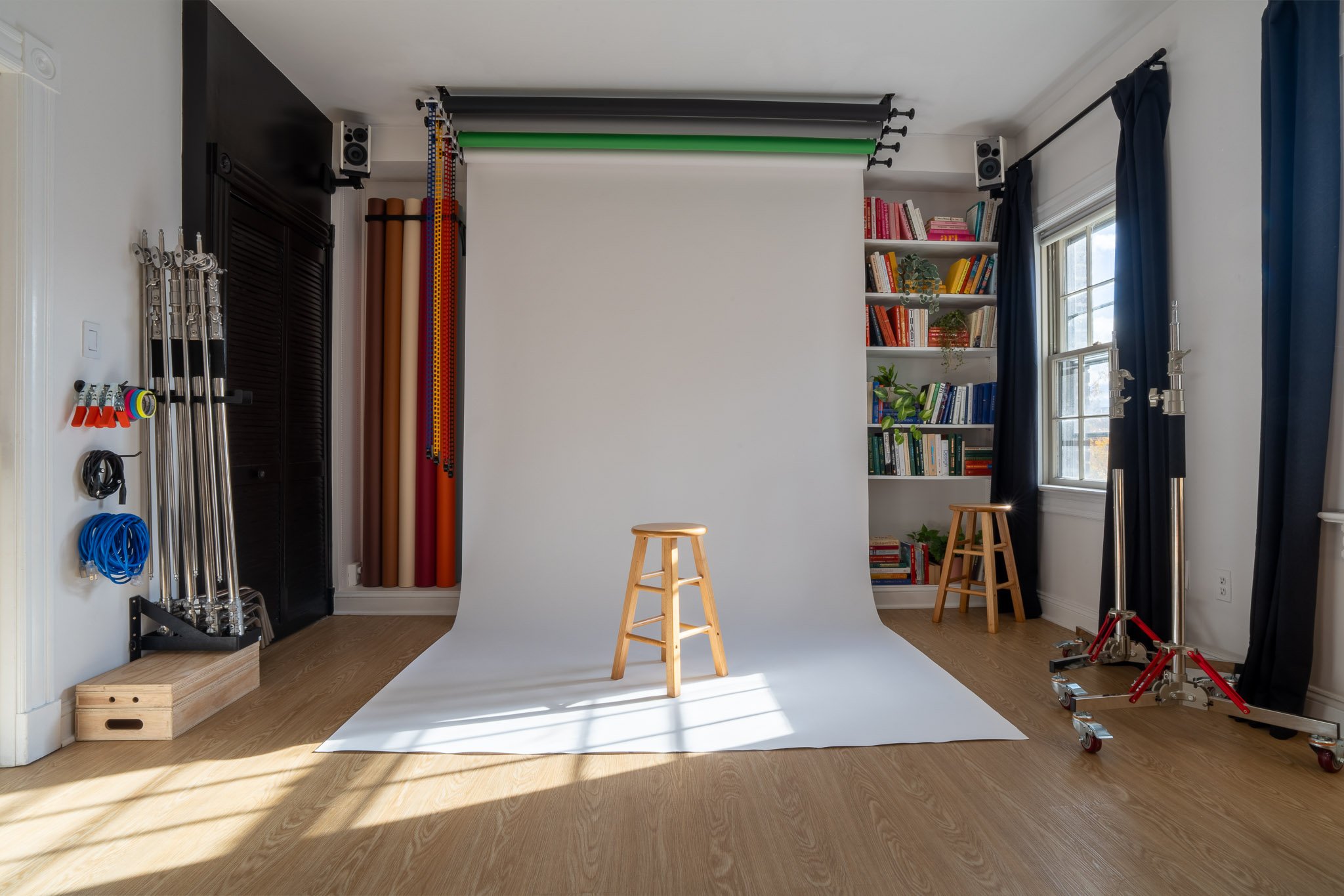 Studio with seamless backdrops and equipment Photo 5.jpg