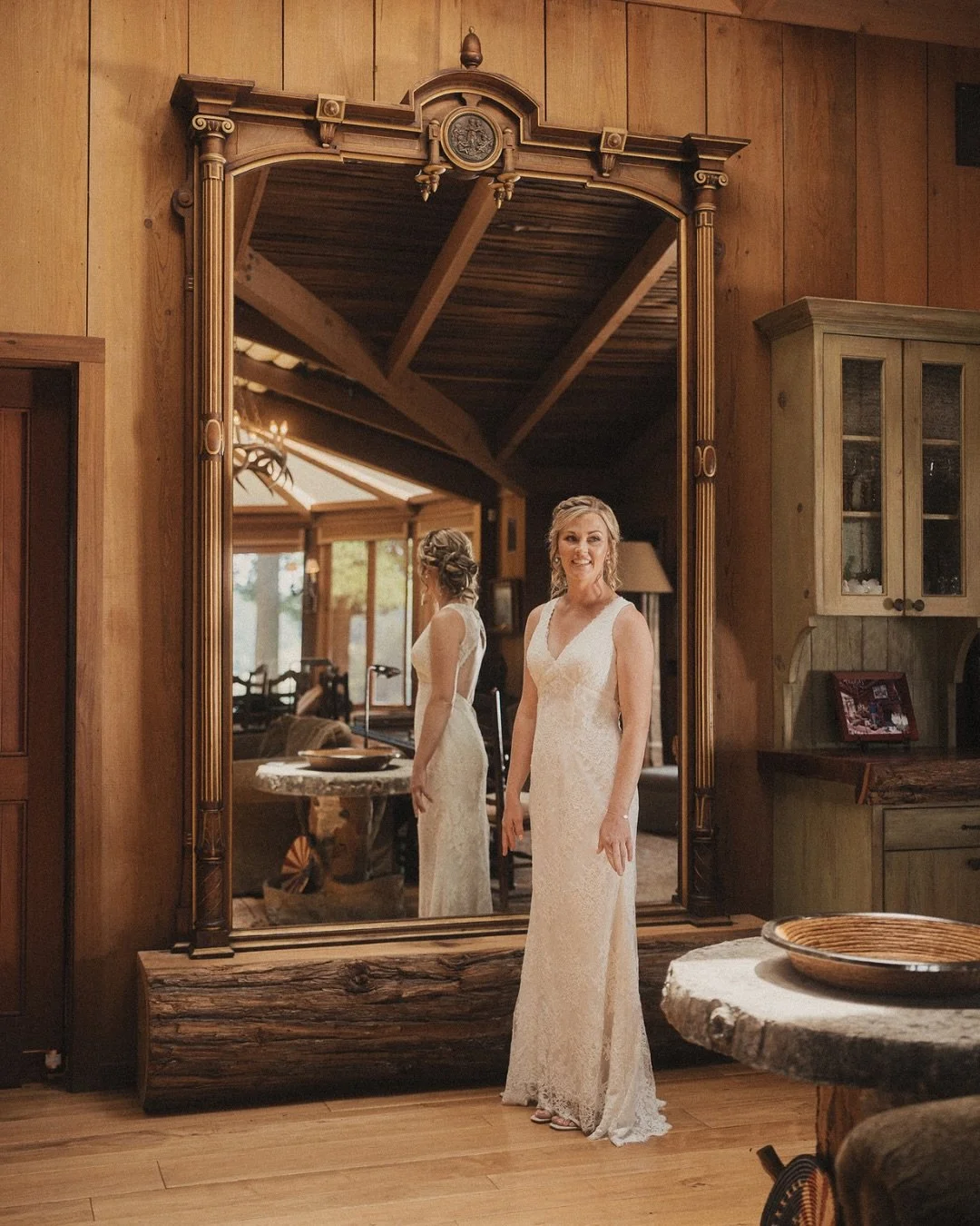 The dress, the details...and that mirror ✨