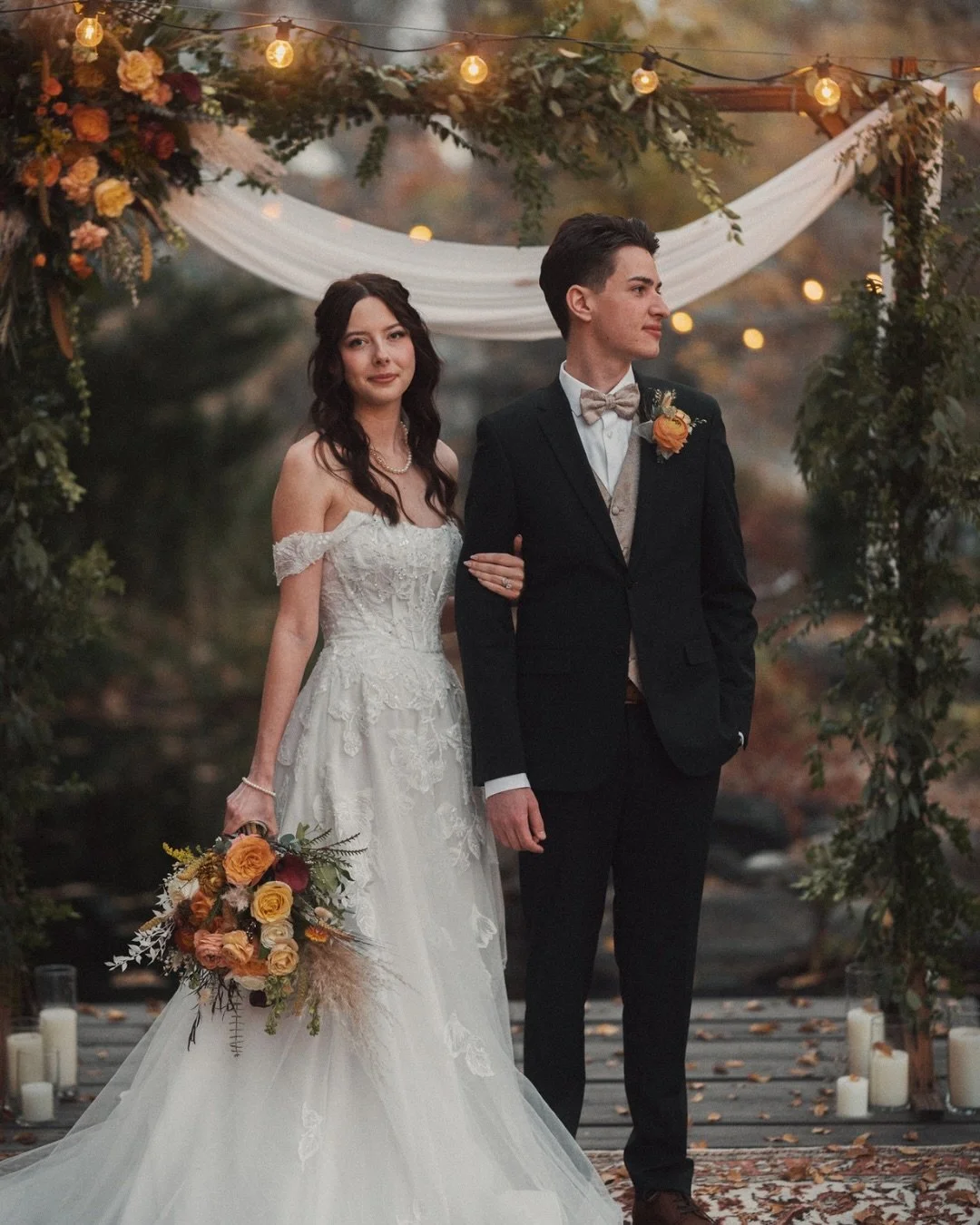 Briana &amp; Kyler ✨

Venue/Coordinator: @thehytch 
Florals: @galenaforestflowers