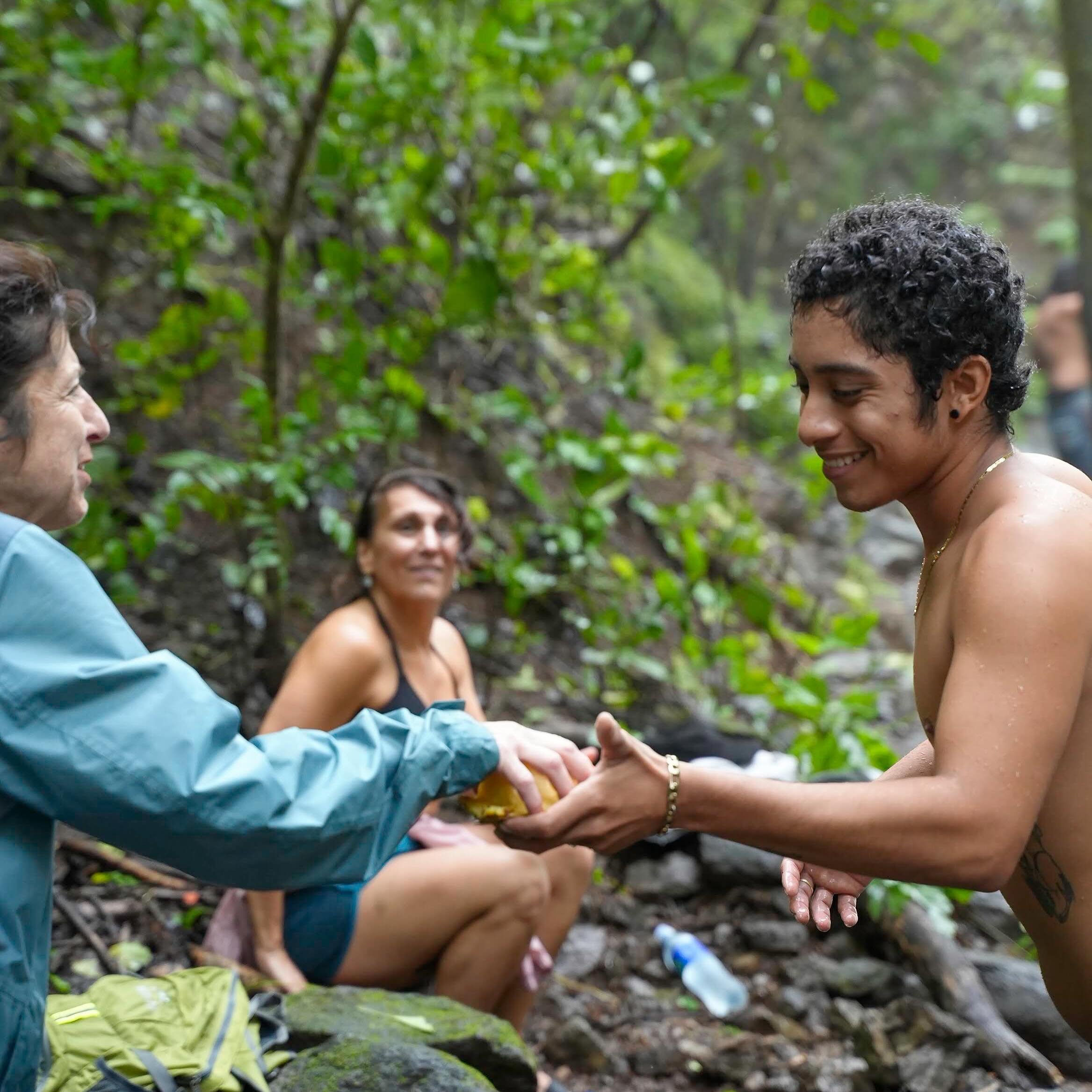 This is one of my favorite photos to sum up the people of Costa Rica 🇨🇷 

Truly grateful to be able to return to this gorgeous country over and over again to see the PURA VIDA in it&rsquo;s truth ❤️

I have met such incredible humans here. 
The peo